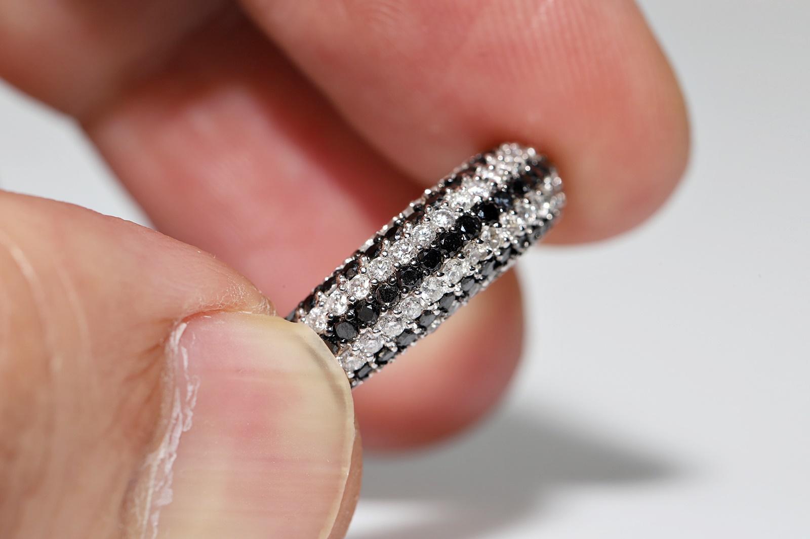 Anello a fascia decorato con diamanti naturali in oro bianco 14 carati in vendita 9