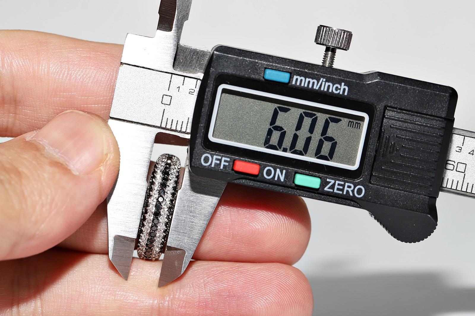 Anello a fascia decorato con diamanti naturali in oro bianco 14 carati in vendita 10