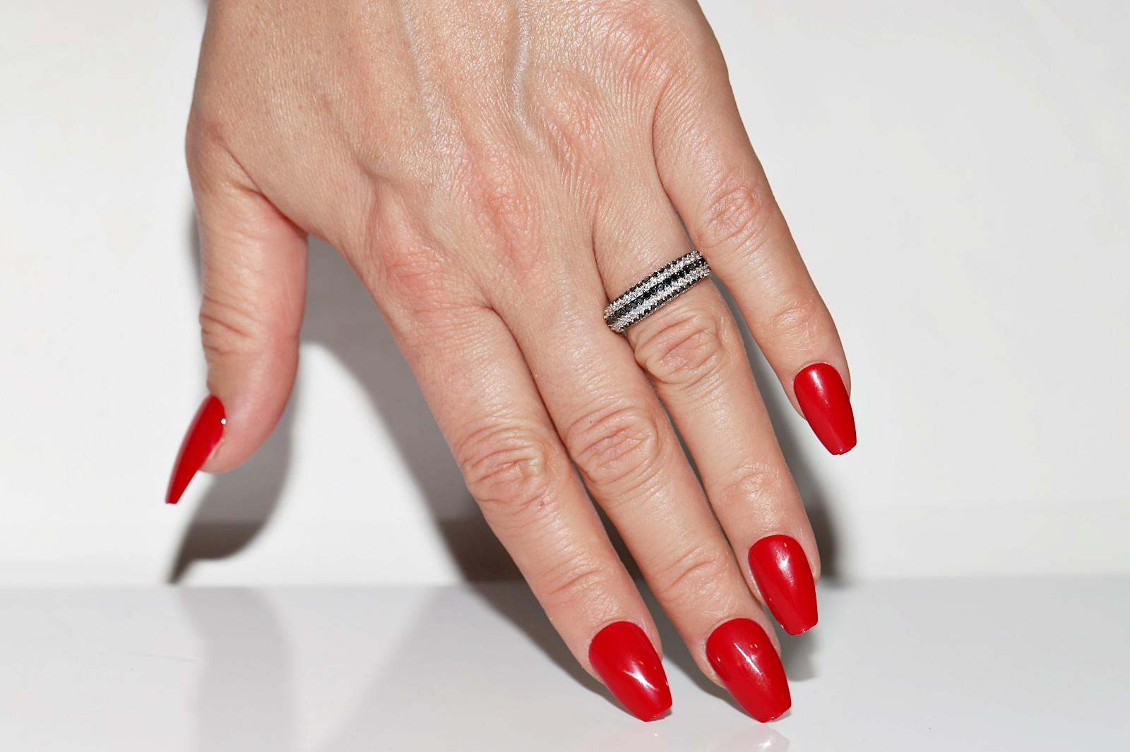 In ottime condizioni.
Il peso totale è di 4 grammi.
Totalmente è un diamante bianco e nero da 1,45 carati.
Il diamante ha colore G-H e purezza vvs-vs.
La misura dell'anello è US 7
La scatola non è inclusa.
Per qualsiasi domanda, contattaci.