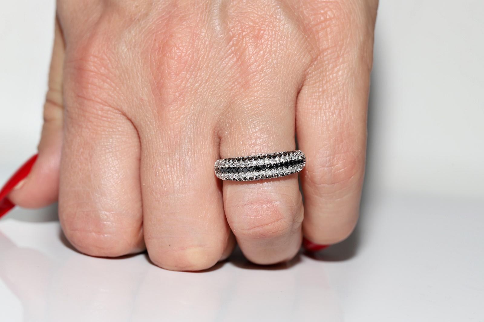 Moderno Anello a fascia decorato con diamanti naturali in oro bianco 14 carati in vendita