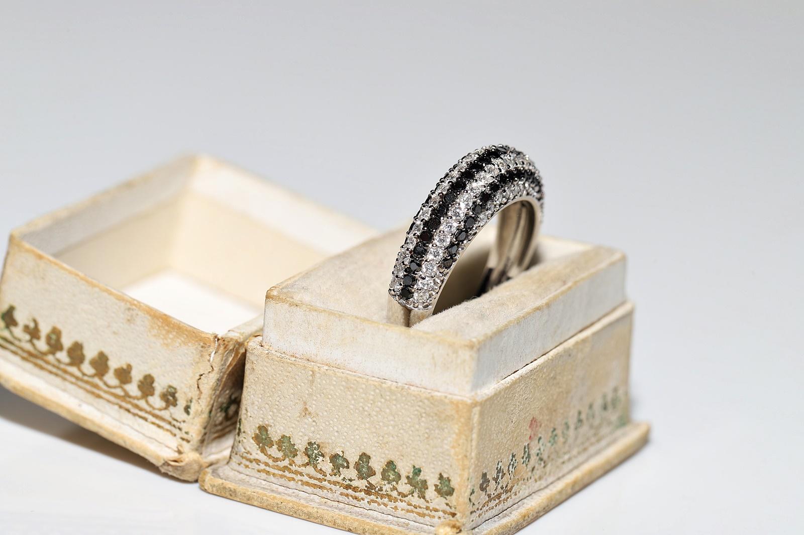 Anello a fascia decorato con diamanti naturali in oro bianco 14 carati in vendita 1