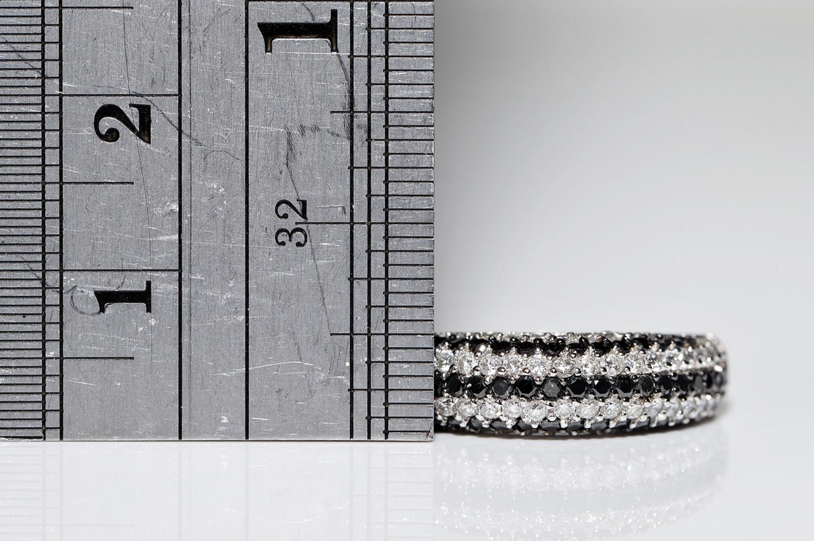 Anello a fascia decorato con diamanti naturali in oro bianco 14 carati in vendita 3