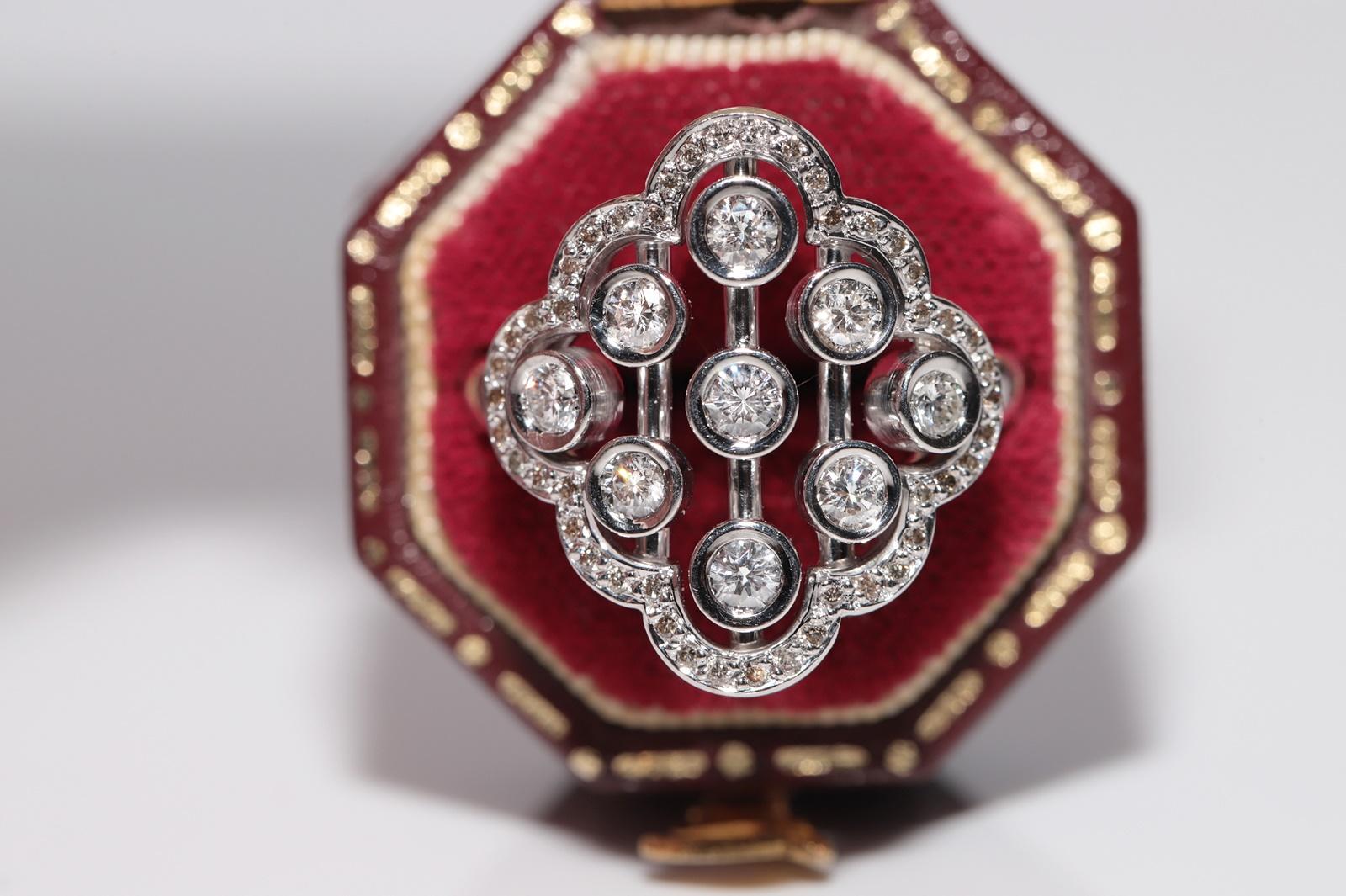 In sehr gutem Zustand.
Das Gesamtgewicht beträgt 8 Gramm.
Insgesamt ist der Diamant 1,12 ct. 
Der große Diamant in der Mitte hat die Farbe F-G und die Reinheit vvs.
Der seitliche kleine Diamant hat die Farbe I-J-K-Braun.
Ringgröße ist US 7
Wir