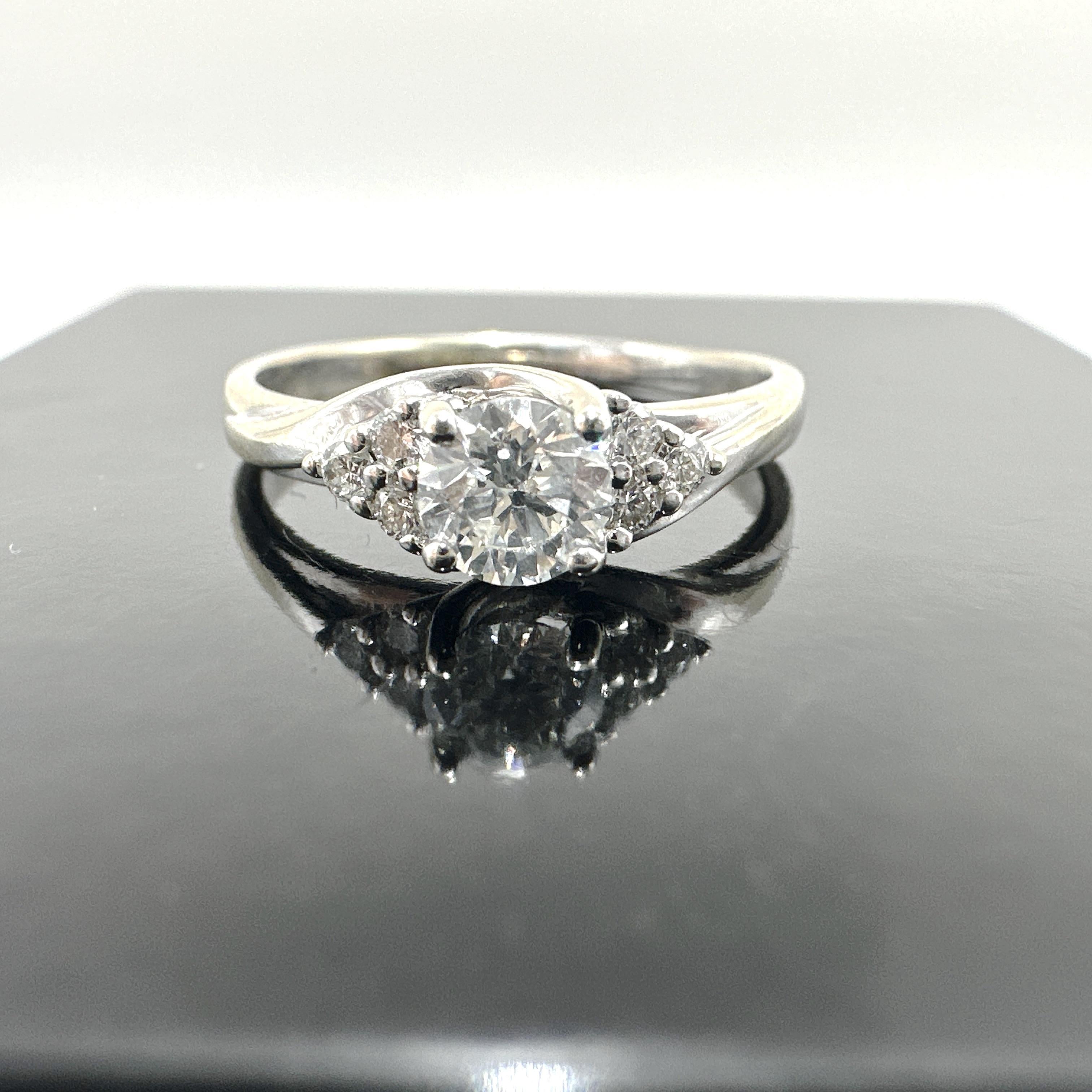 14K Weißgold Diamant Verlobungsring - Geschätzt auf $4.900 CAD
Dieser Verlobungsring aus 14 Karat Weißgold besticht durch sein klassisches und raffiniertes Design. Das Band misst oben 2,60 mm und verjüngt sich unten auf 2,05 mm. Es ist mit 14K