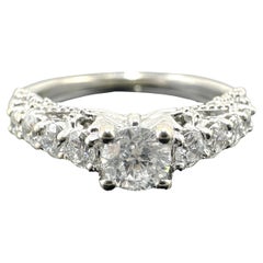 Anillo de compromiso de oro blanco de 14k con diamante natural de 0,65 quilates