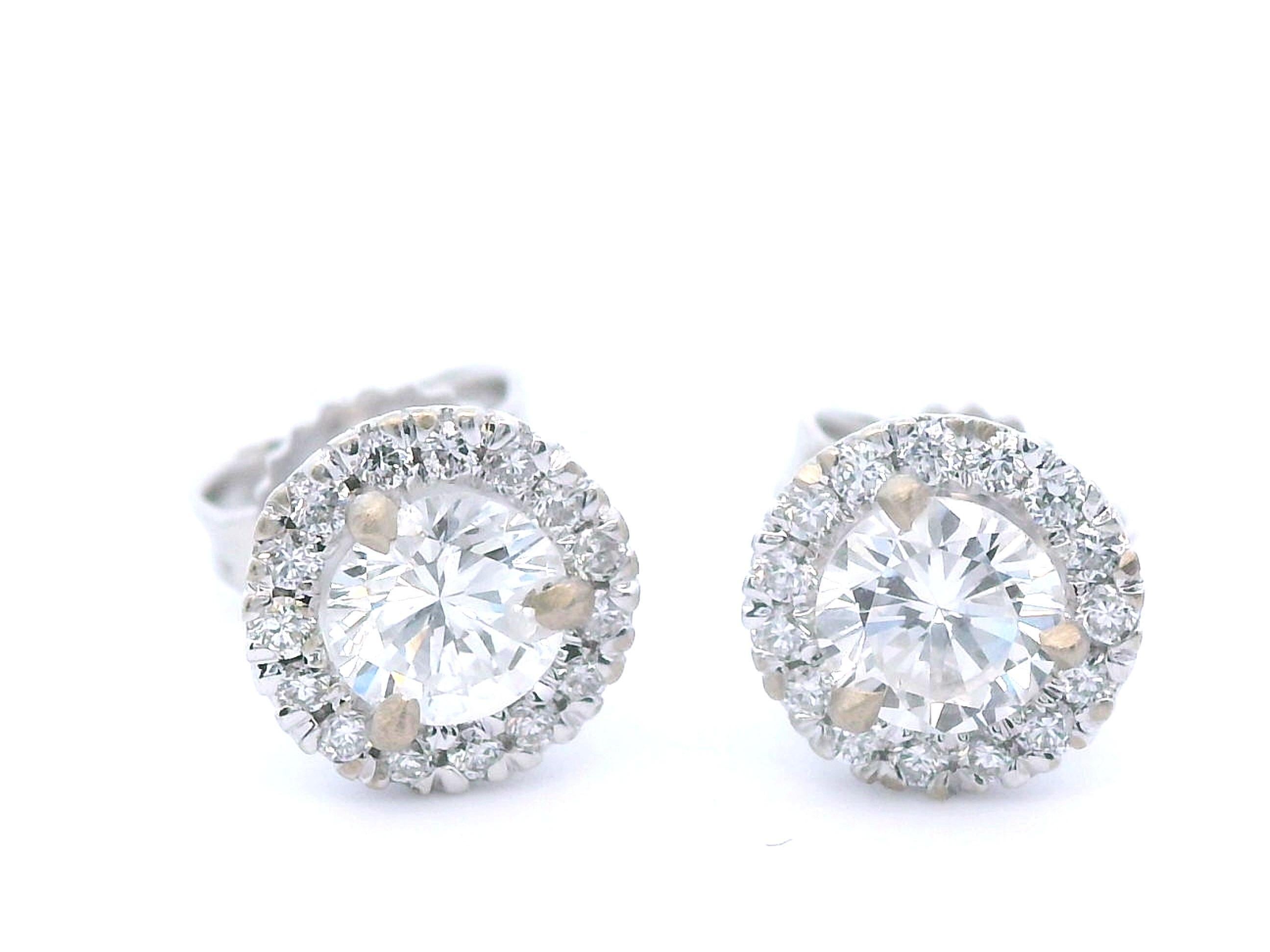Taglio rotondo Orecchini a perno con diamante naturale in oro bianco 14k in vendita