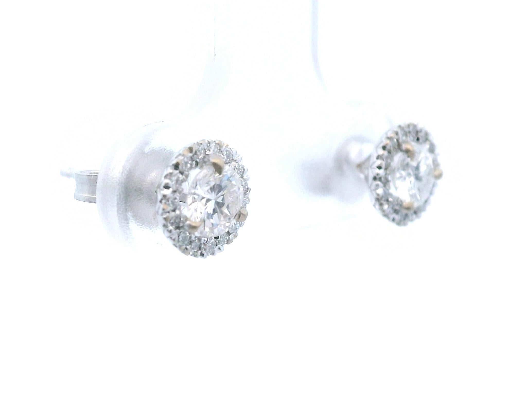 Orecchini a perno con diamante naturale in oro bianco 14k In condizioni buone in vendita a Lexington, KY