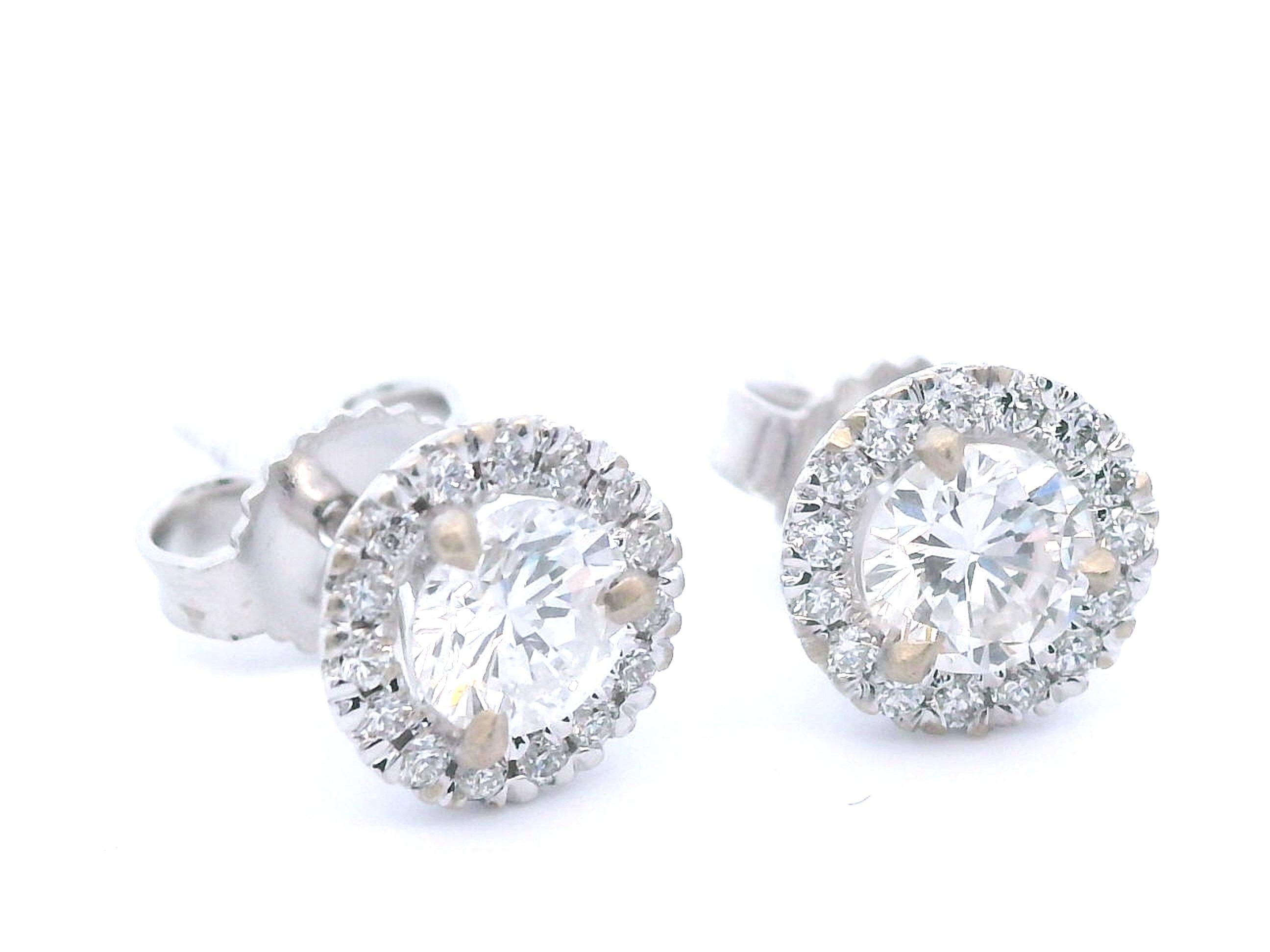 Orecchini a perno con diamante naturale in oro bianco 14k in vendita 1