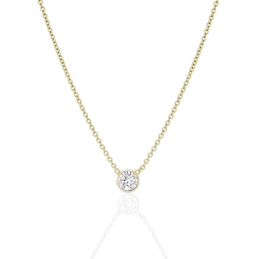 Este collar de diamantes presenta un elegante diamante redondo en oro de 14k.

Oro: 14k
Engaste: Bisel
Cierre: Cierre de pinza de langosta
Color: Oro blanco
Corte del diamante: Redondo
Color del diamante: F-G
Claridad del diamante: VS-SI 
Longitud