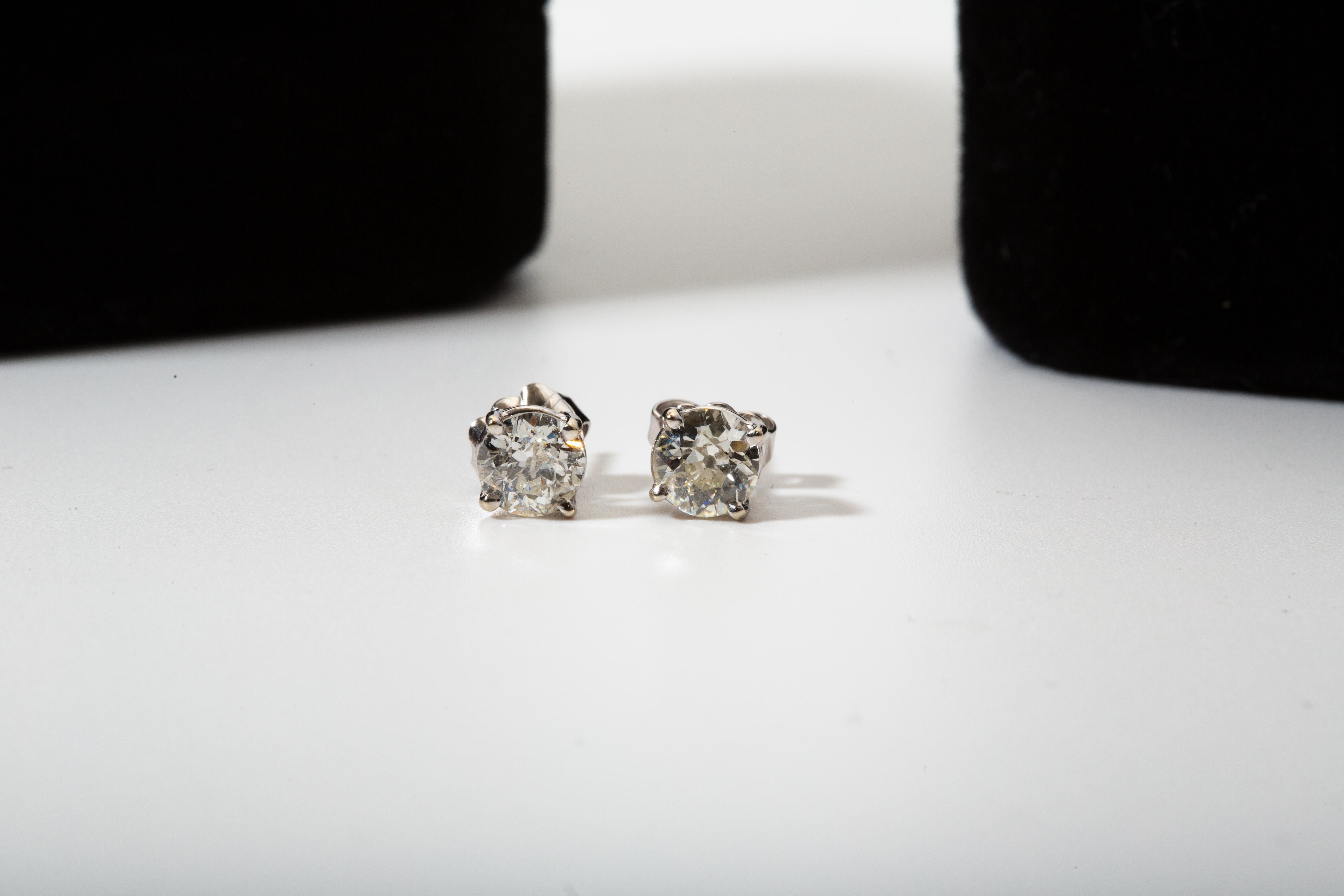 MATERIAL : Or blanc 14k
Pierre précieuse : Diamant 1.20cttw, pureté SI2, couleur H-I
Poids : 1.1 grammes
Fermeture : Clous et boutons-poussoirs

Ces clous d'oreilles simples en diamant, d'un poids total de 1,20 carat, confèrent à votre look un
