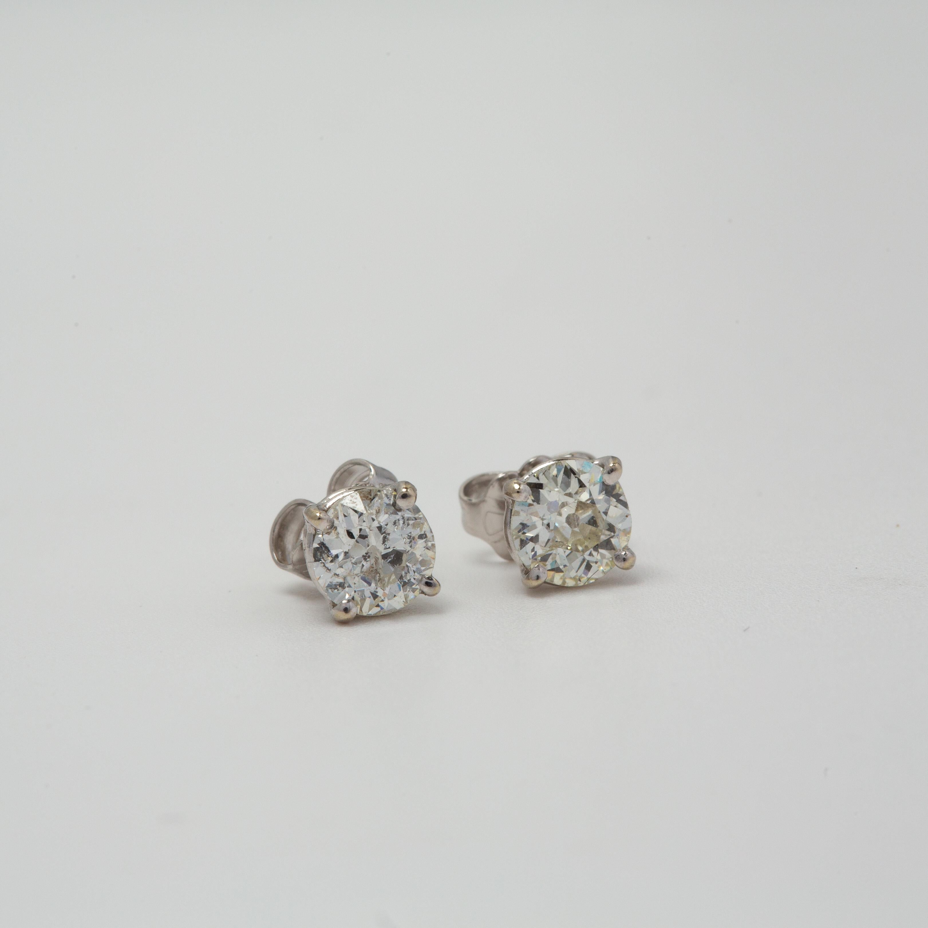 Taille brillant Boucles d'oreilles en or blanc 14k avec diamant naturel en vente