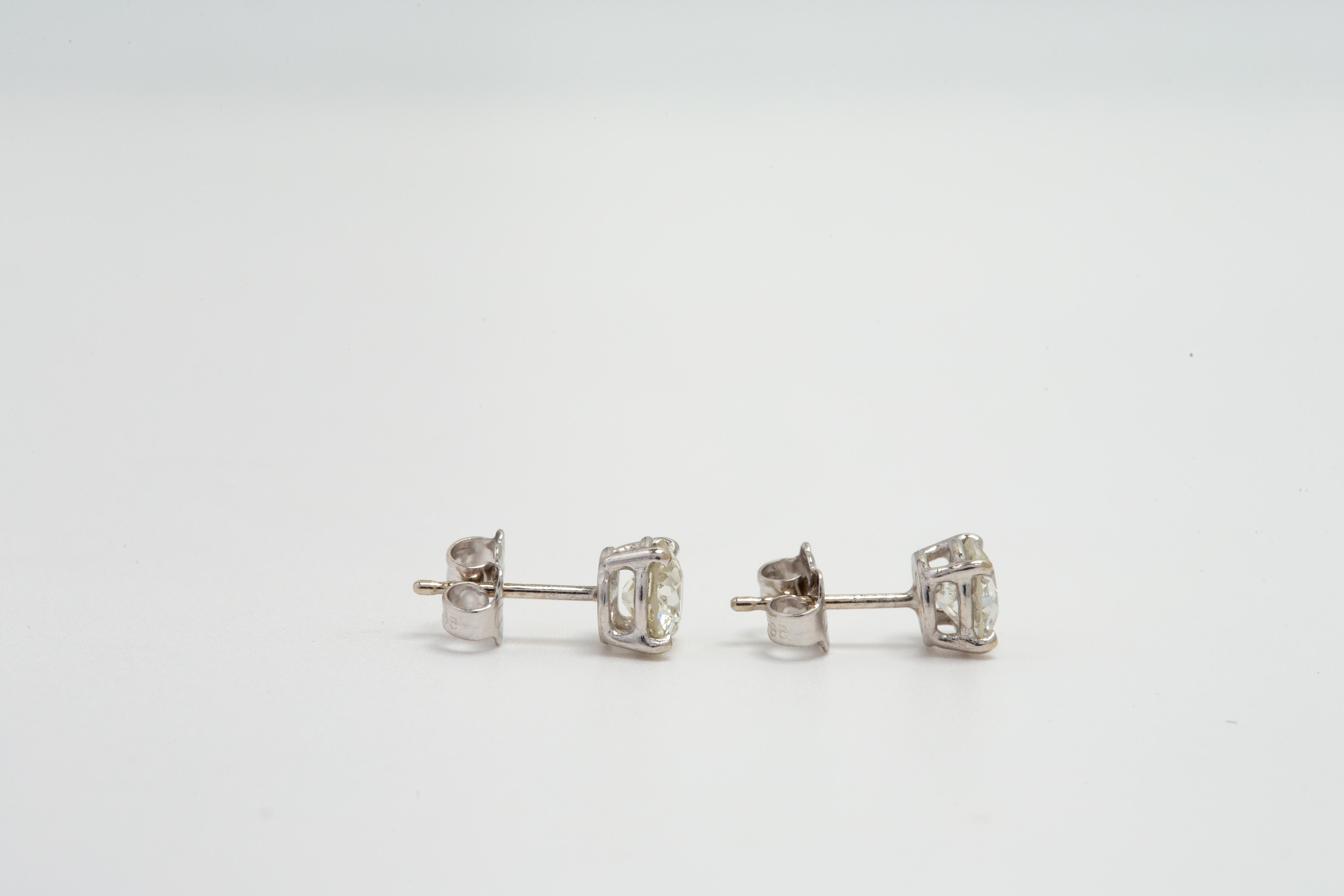 Boucles d'oreilles en or blanc 14k avec diamant naturel Bon état - En vente à Bernardsville, NJ