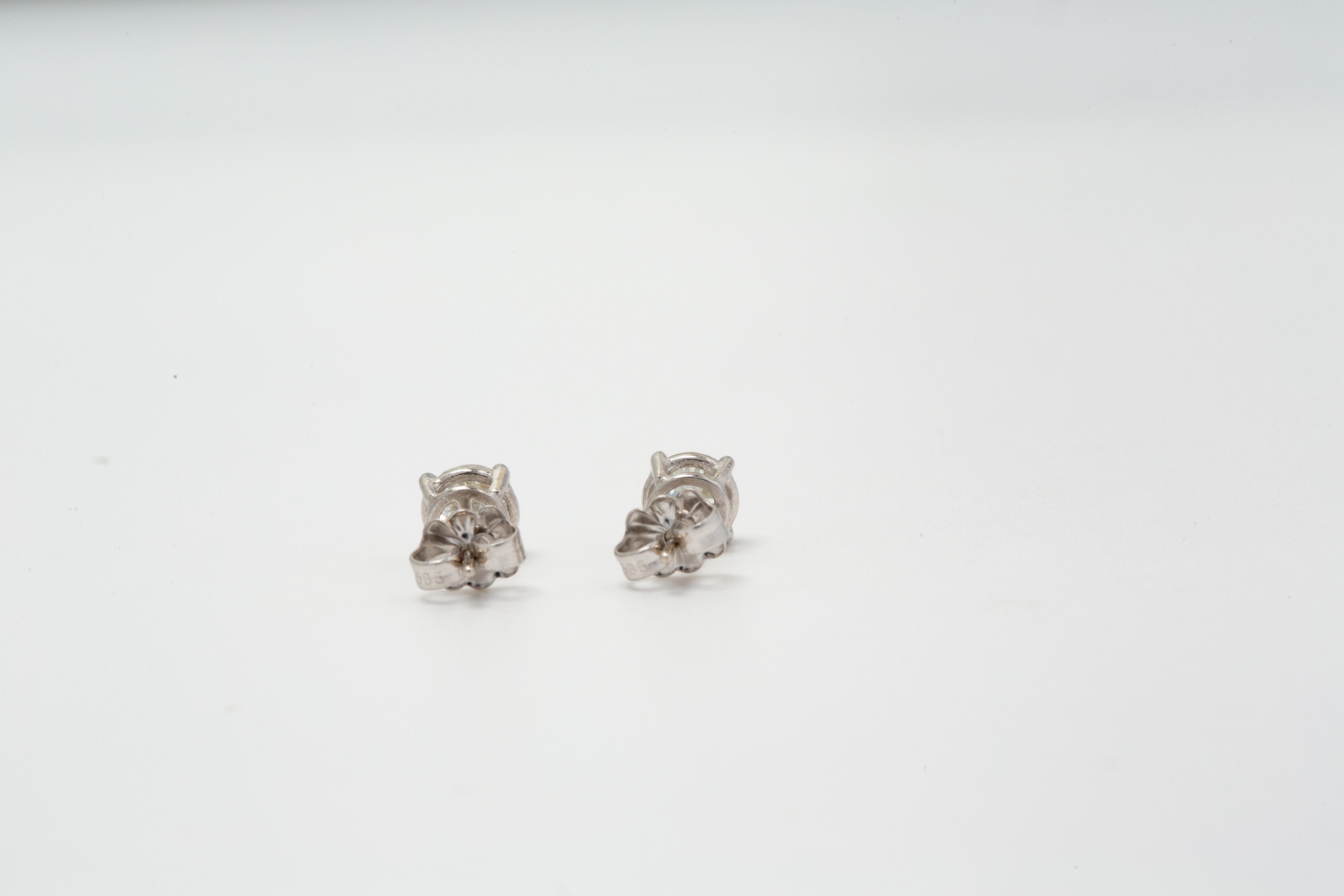 Boucles d'oreilles en or blanc 14k avec diamant naturel en vente 1