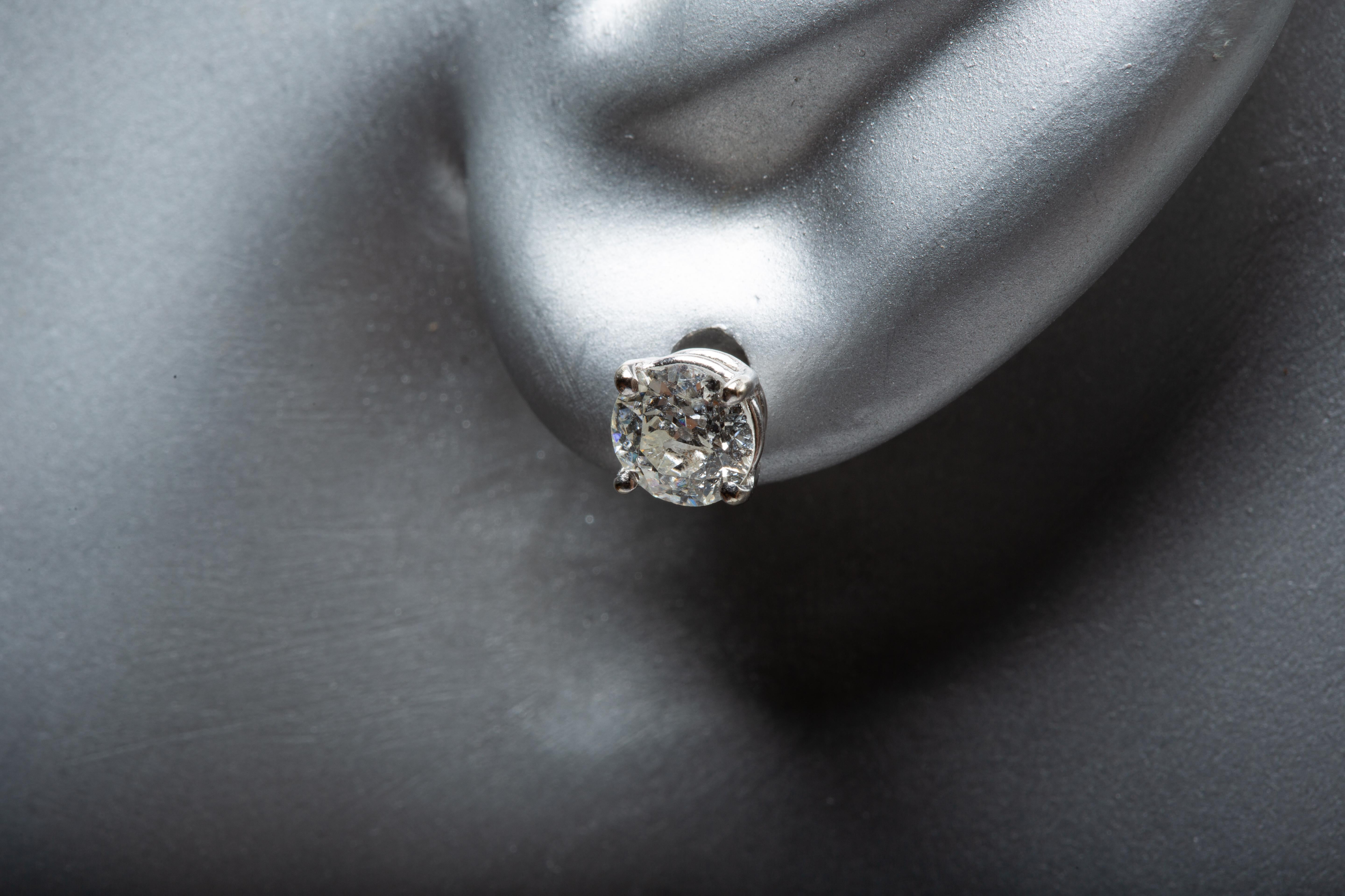 Boucles d'oreilles en or blanc 14k avec diamant naturel en vente 2