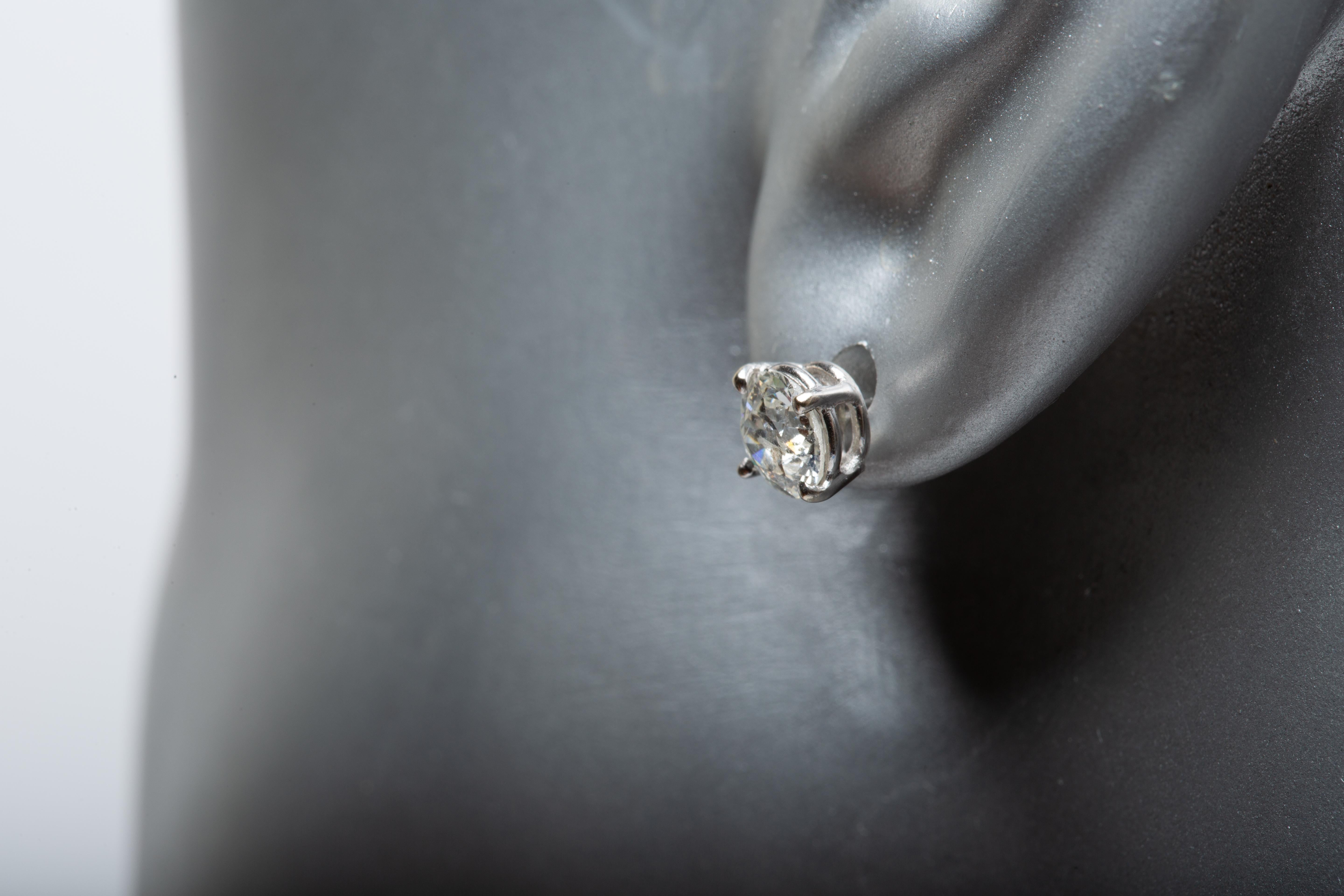 Boucles d'oreilles en or blanc 14k avec diamant naturel en vente 3