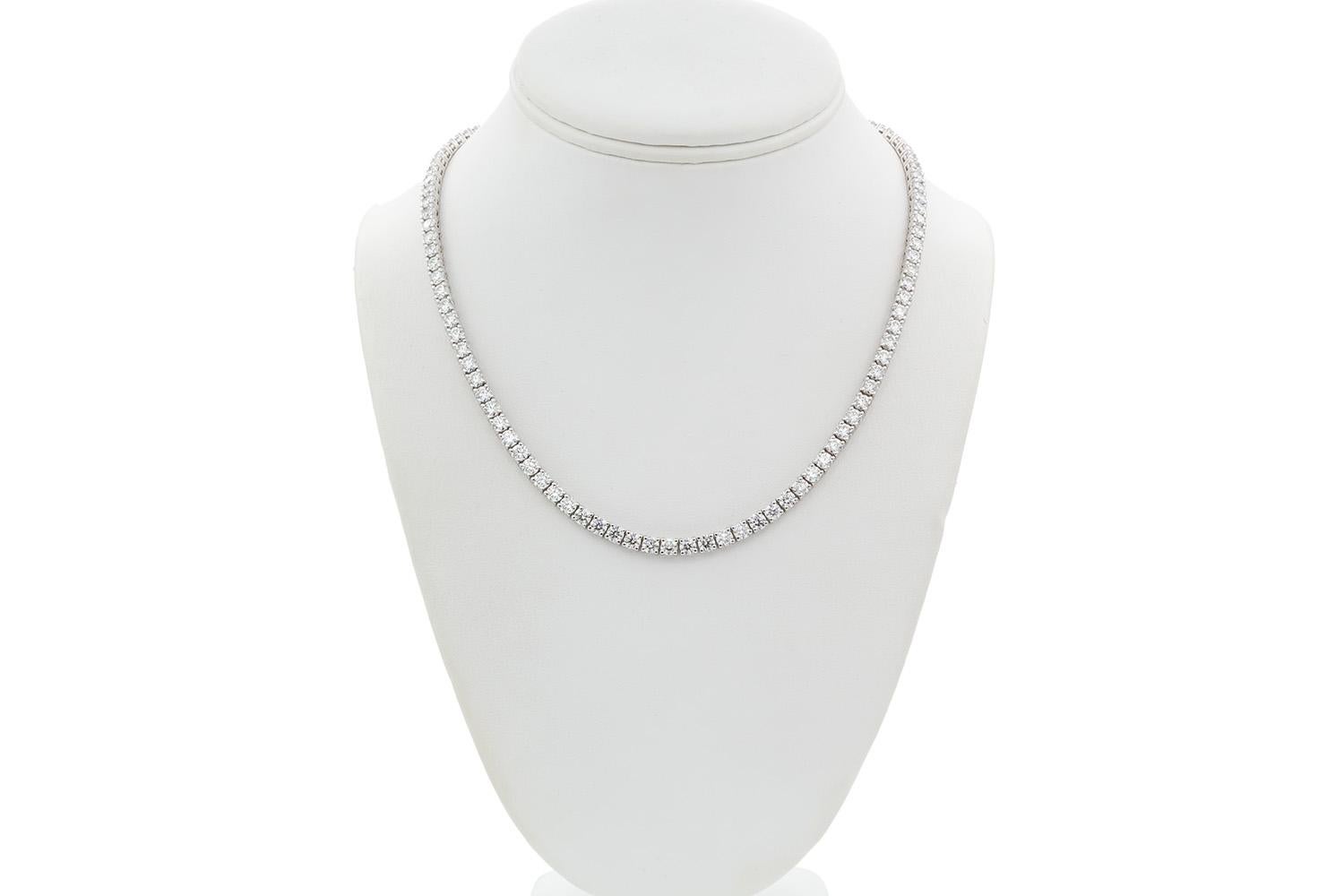 Nous avons le plaisir de vous présenter ce collier de tennis en or blanc 14k et diamants. Ce magnifique collier comporte 112 diamants ronds de taille brillant d'un poids total estimé à 23,00 carats, de couleur H-I et de pureté VS-SI. Chaque diamant