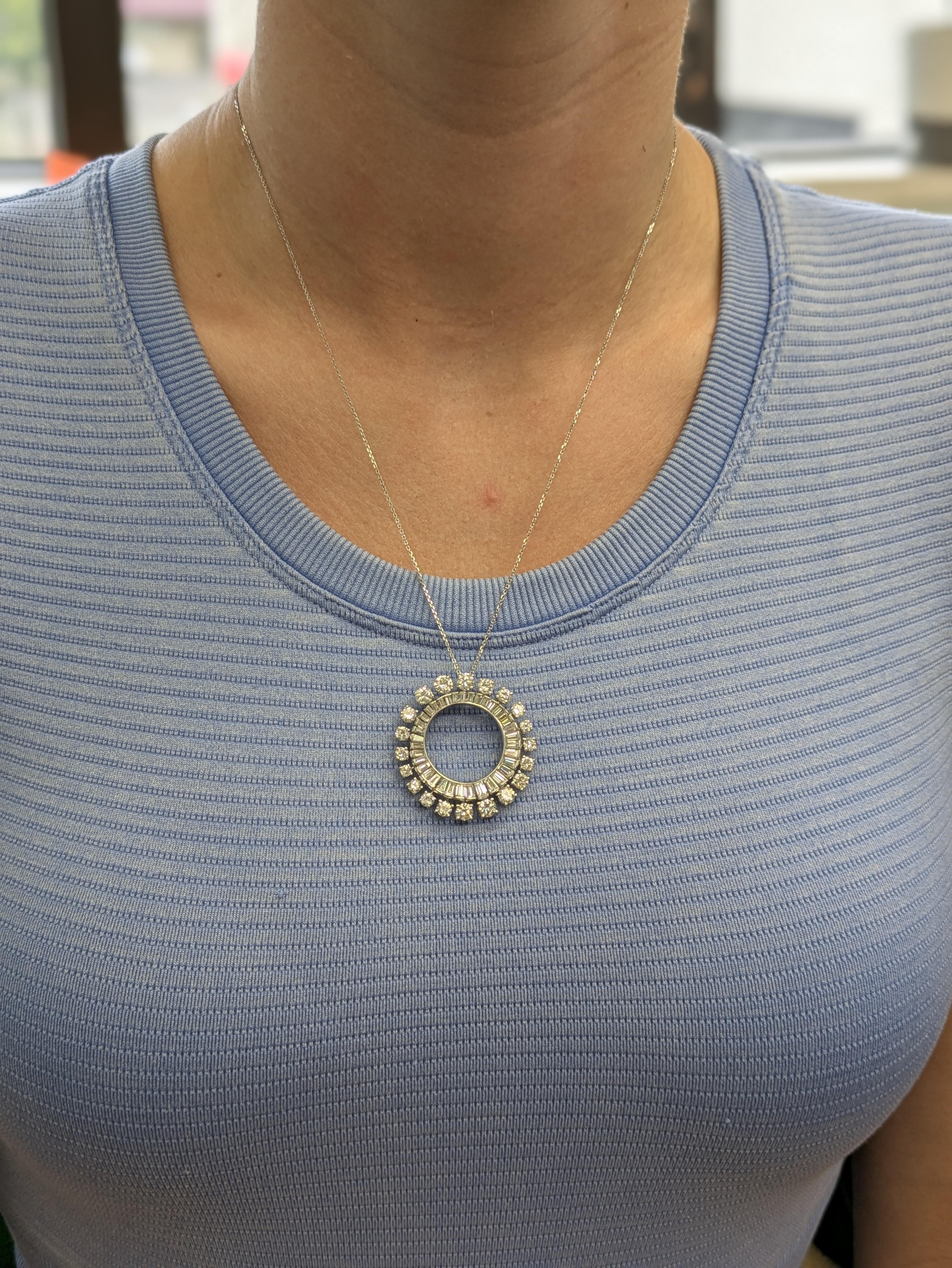 La elegancia atemporal se une a la sencillez moderna. Este colgante circular presenta brillantes diamantes extraídos de la tierra engastados en Platino macizo, con un elegante centro hueco que añade un toque elegante. El diseño deslizante garantiza