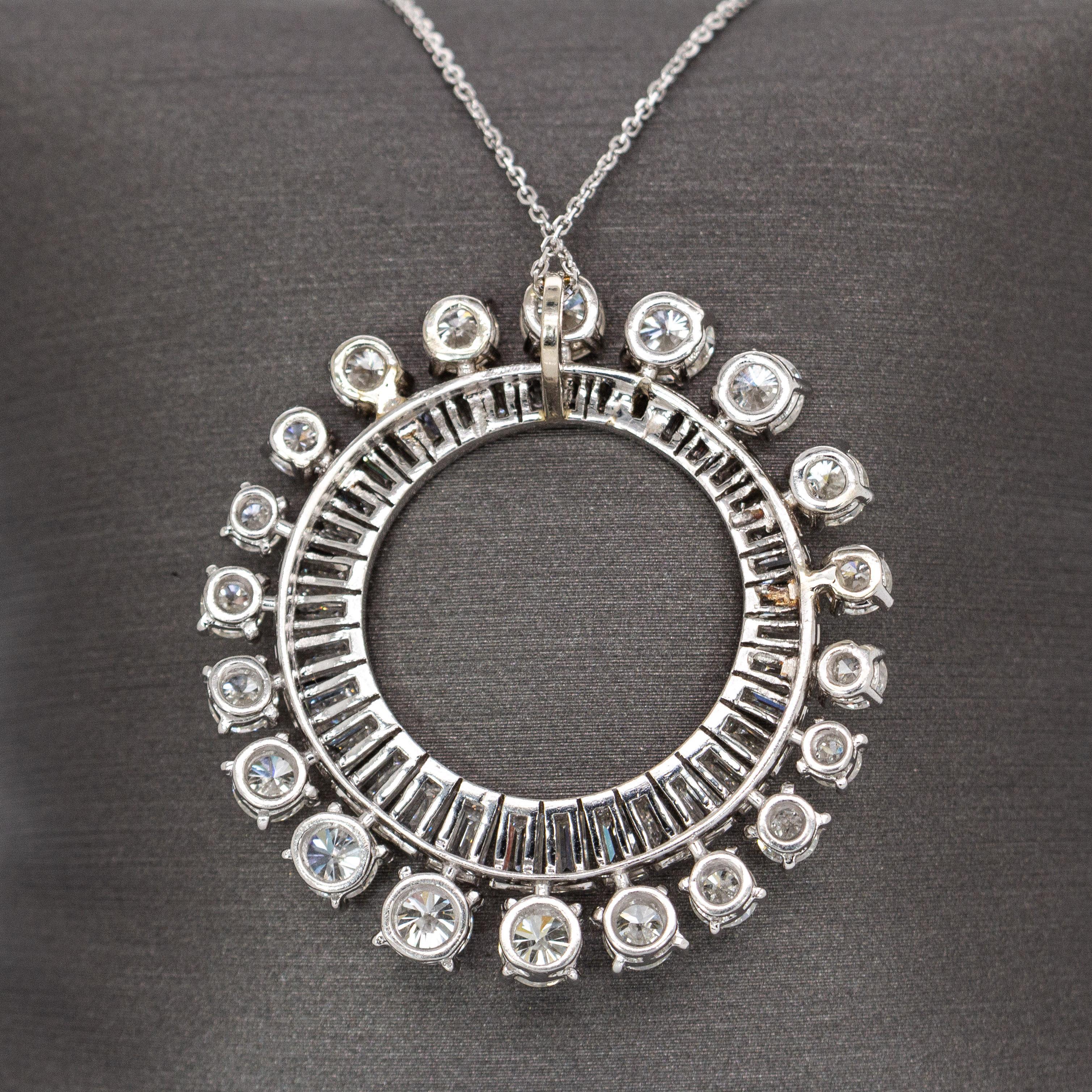 Lujoso Colgante Círculo de Platino con Diamantes Naturales Extraídos de la Tierra Art Decó en venta