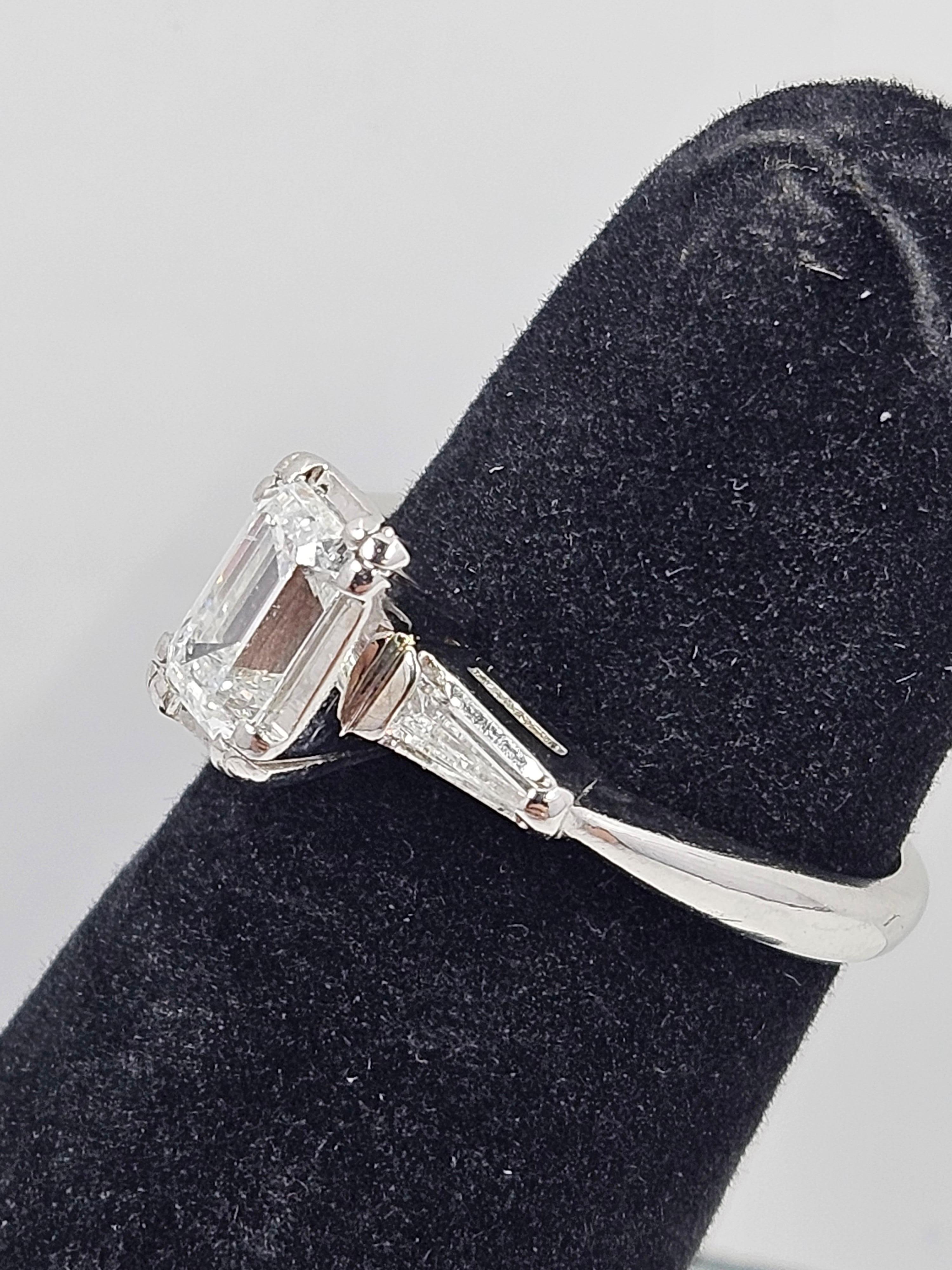 14K Weißgold Natürlicher Smaragdschliff Diamant Verlobungsring im Zustand „Gut“ in Endwell, NY
