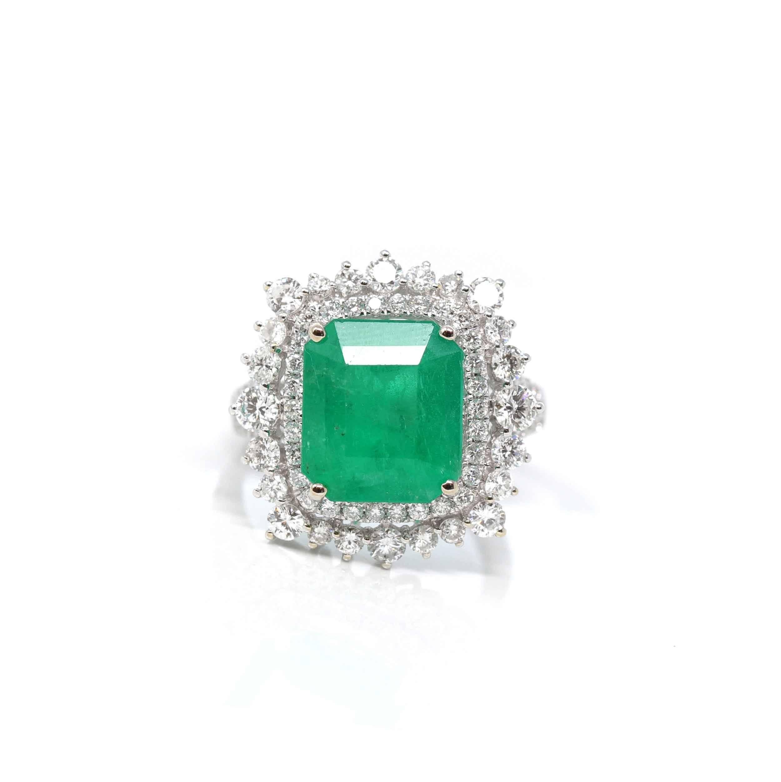 14k White Gold Natural Emerald Ring with Diamonds In New Condition For Sale In Portland, OR
