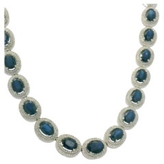 Collier en or blanc 14K avec saphir ovale naturel et diamant En stock
