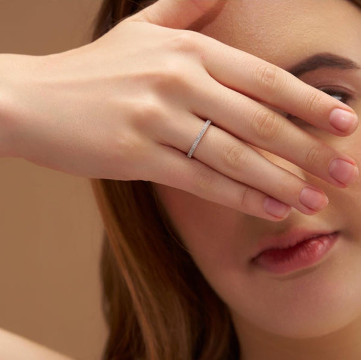 Anello di fidanzamento eternità in oro bianco 14k con pavé di diamanti naturali in vendita 1