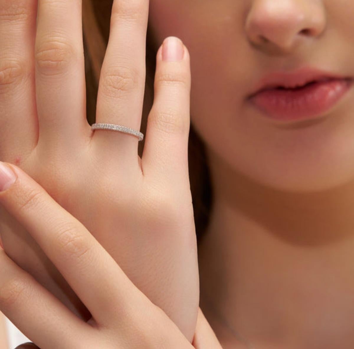 Anello di fidanzamento eternità in oro bianco 14k con pavé di diamanti naturali in vendita 2