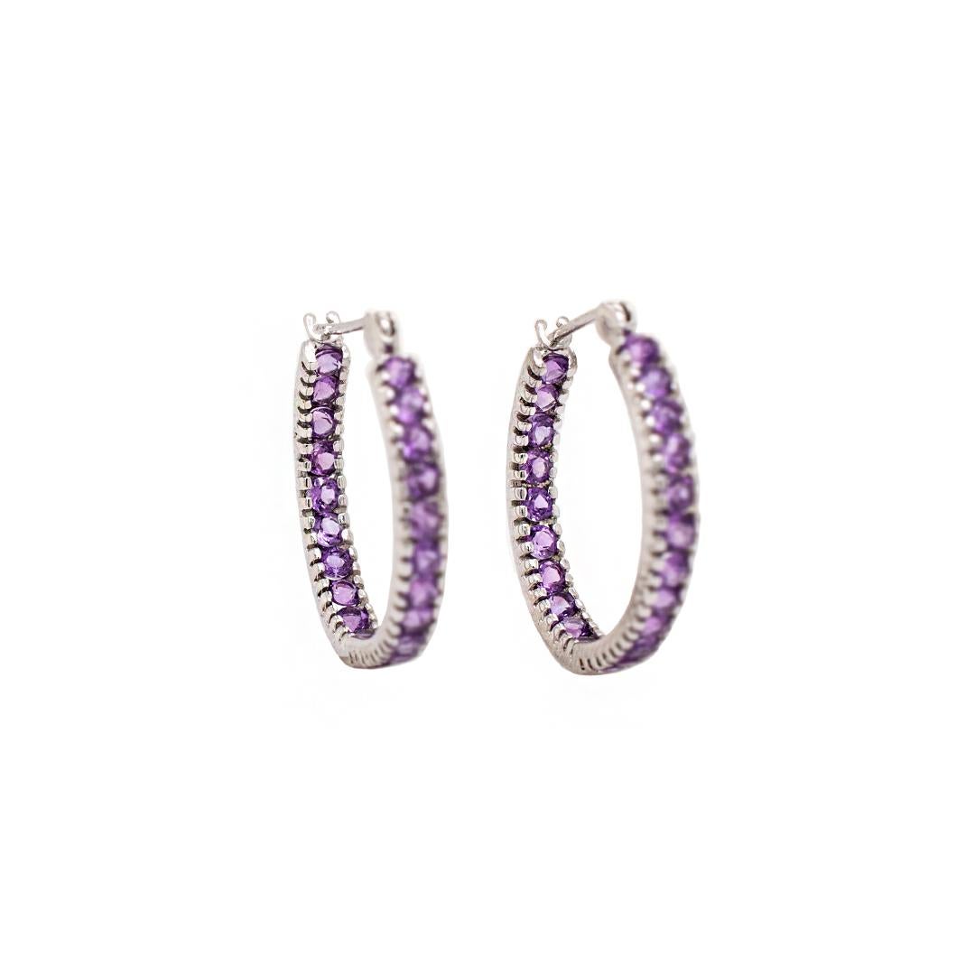 Diese Ohrringe sind aus 14-karätigem Gold gefertigt und mit einem runden Amethysten im Brillantschliff von insgesamt 1,50 Karat besetzt. Sie sind in ausgezeichnetem Zustand und wurden professionell poliert.
Dicke: 1,64 mm 

Länge: 0,75