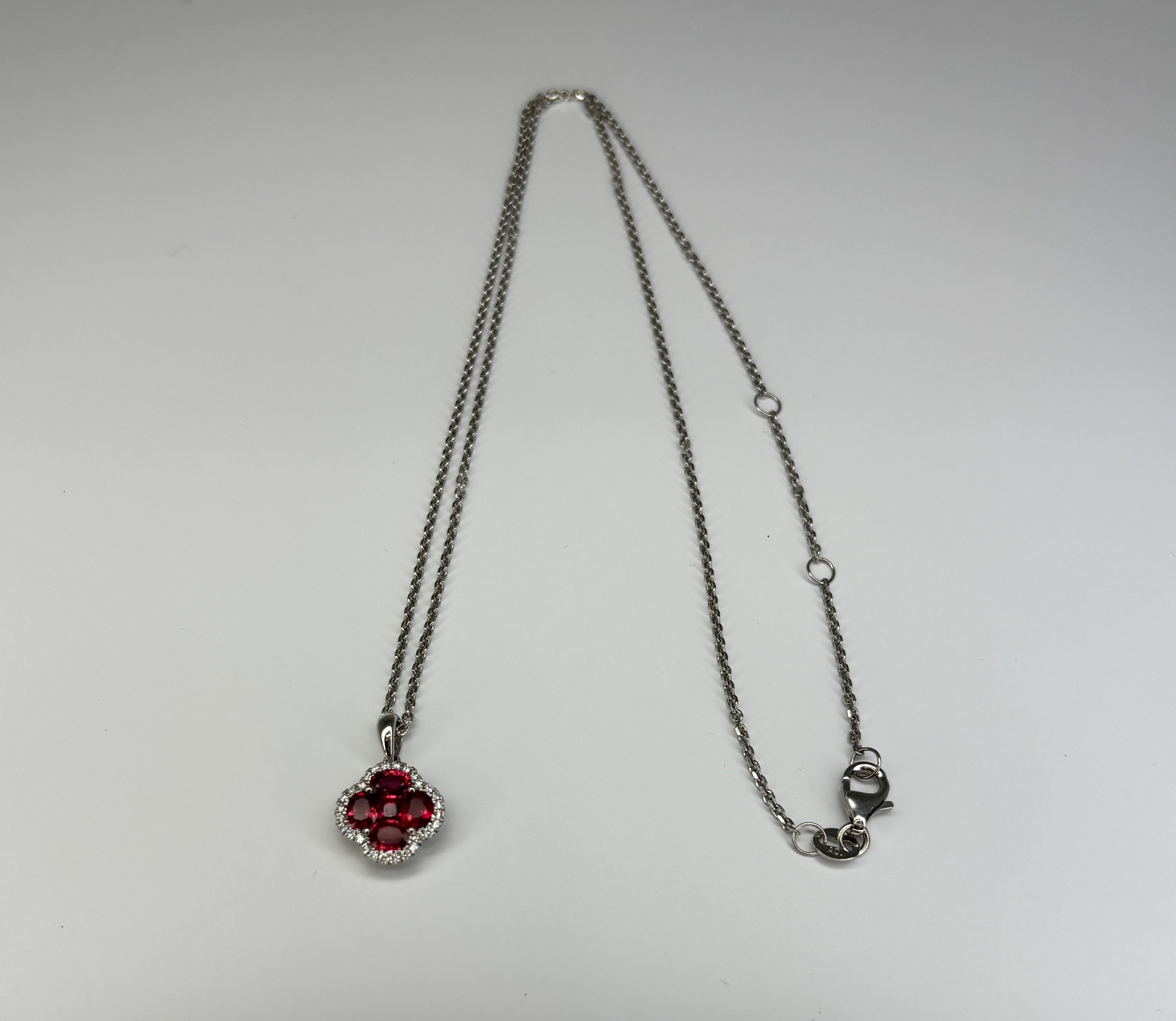 Collar Colgante Flor de Rubí Natural y Diamantes en Racimo de Oro Blanco de 14k en venta 5