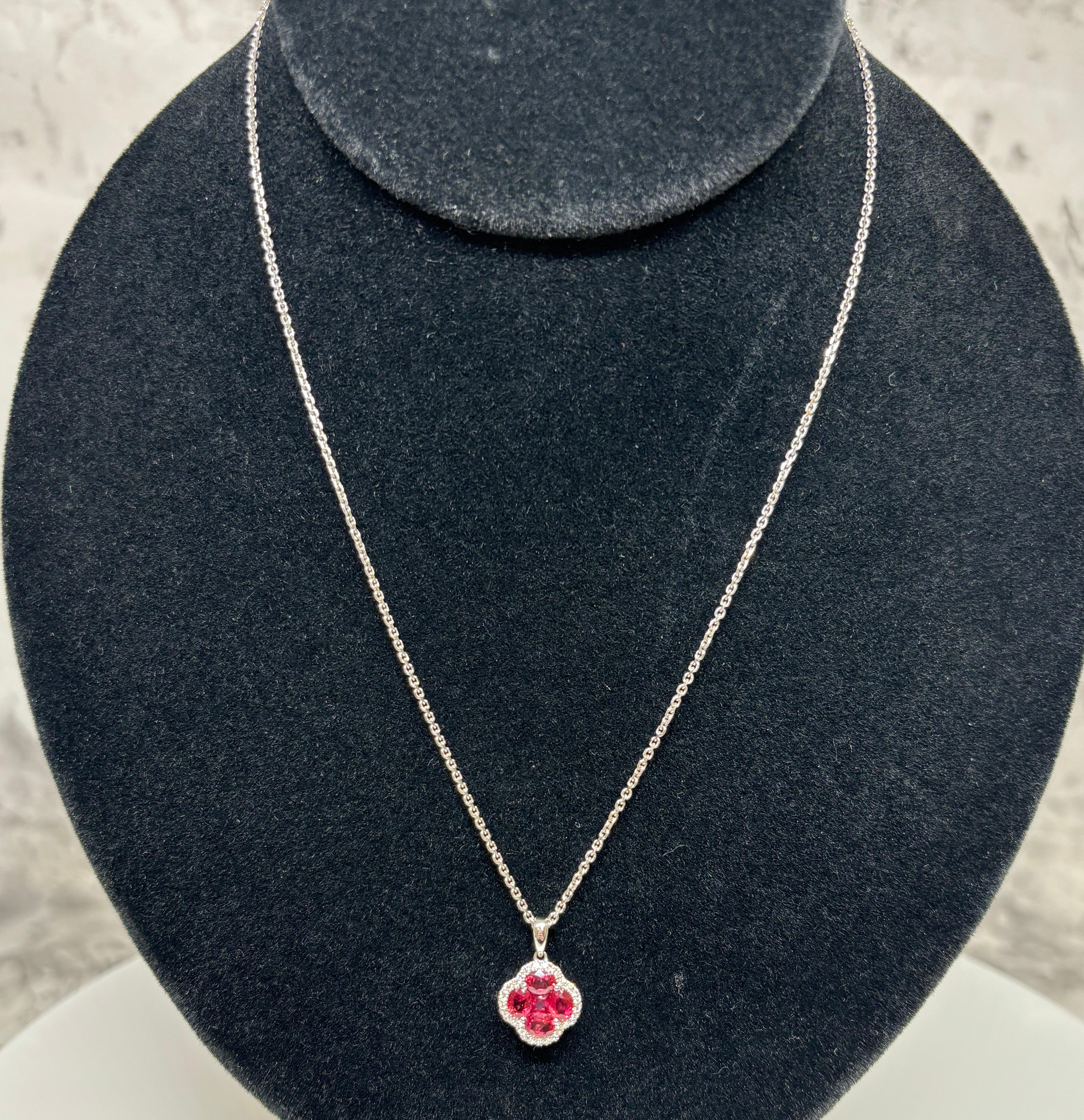 Collar Colgante Flor de Rubí Natural y Diamantes en Racimo de Oro Blanco de 14k en venta 6