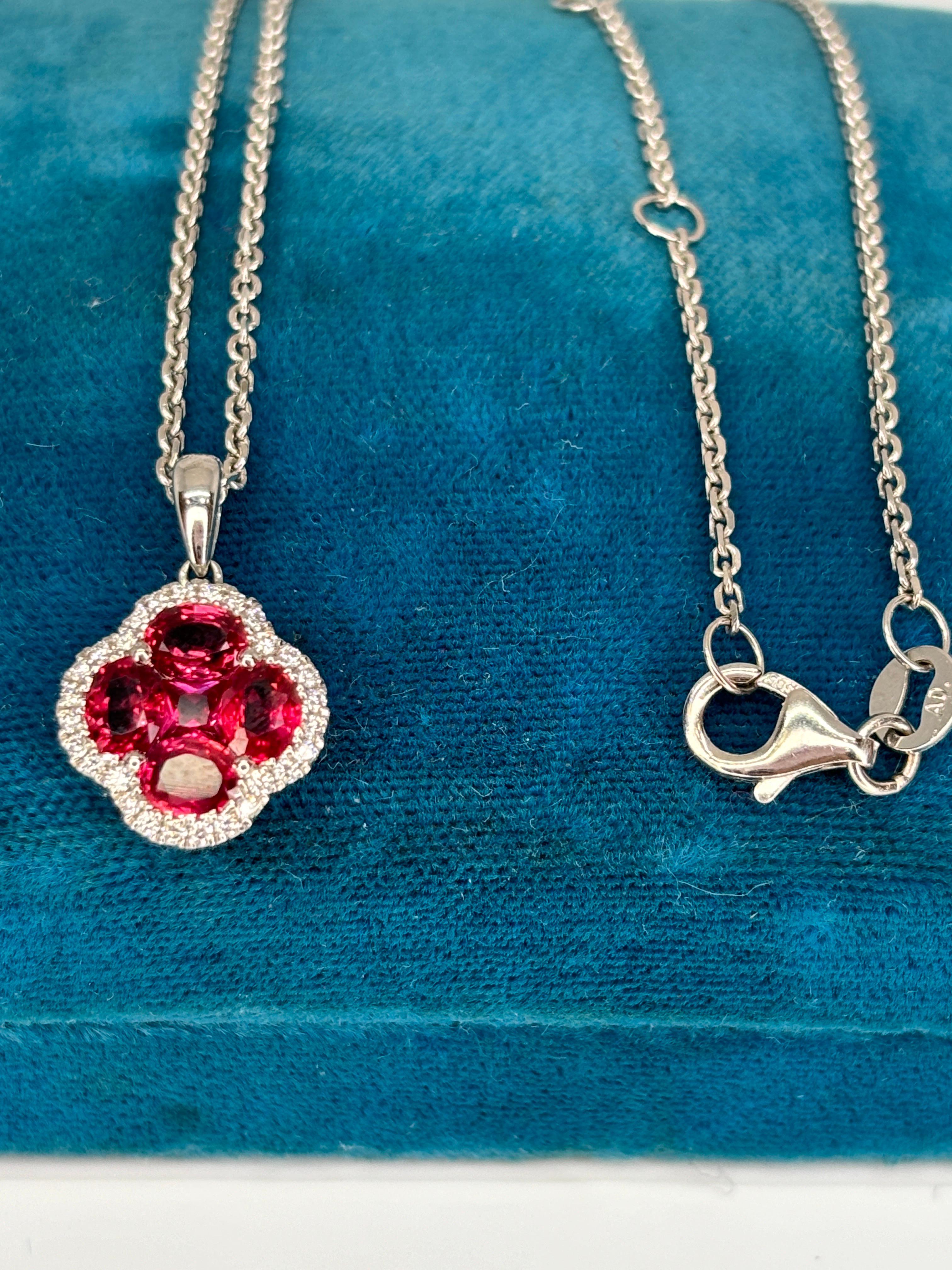 Collar Colgante Flor de Rubí Natural y Diamantes en Racimo de Oro Blanco de 14k Contemporáneo en venta