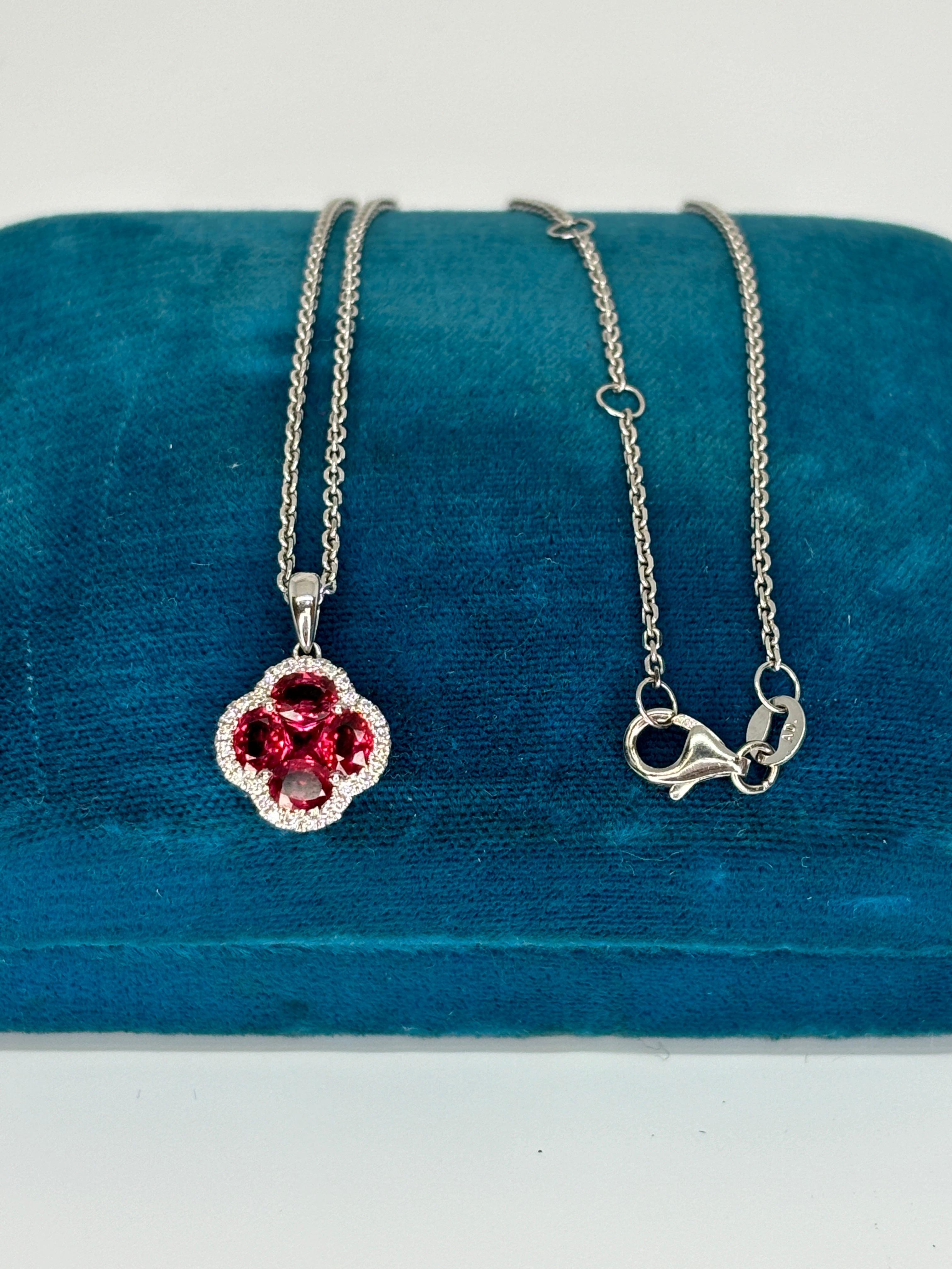 Collar Colgante Flor de Rubí Natural y Diamantes en Racimo de Oro Blanco de 14k en Bueno estado para la venta en Bernardsville, NJ