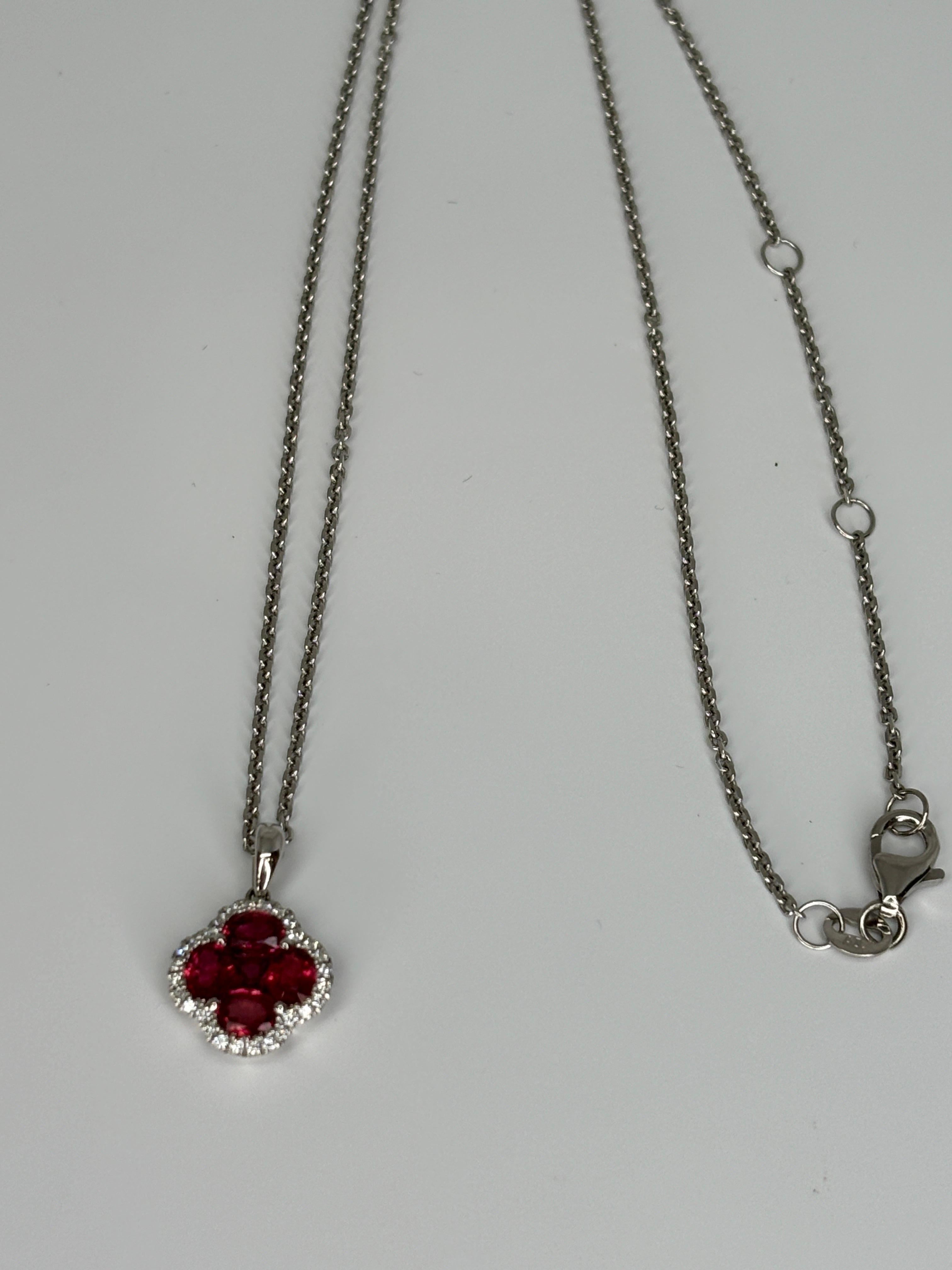 Collar Colgante Flor de Rubí Natural y Diamantes en Racimo de Oro Blanco de 14k en venta 3
