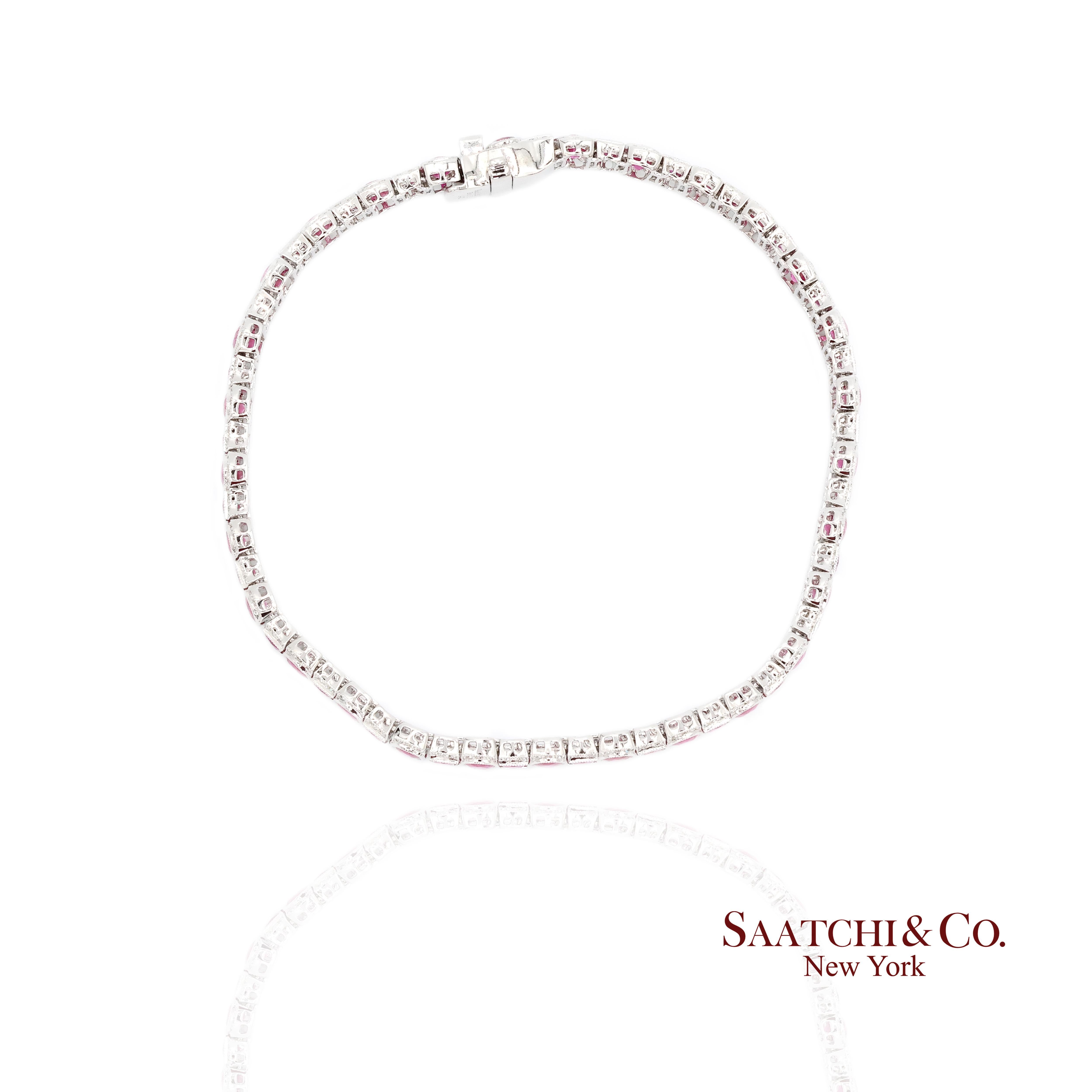 Pulsera de oro blanco de 14 quilates con diamantes y rubíes naturales engarzada con milgrain Contemporáneo en venta