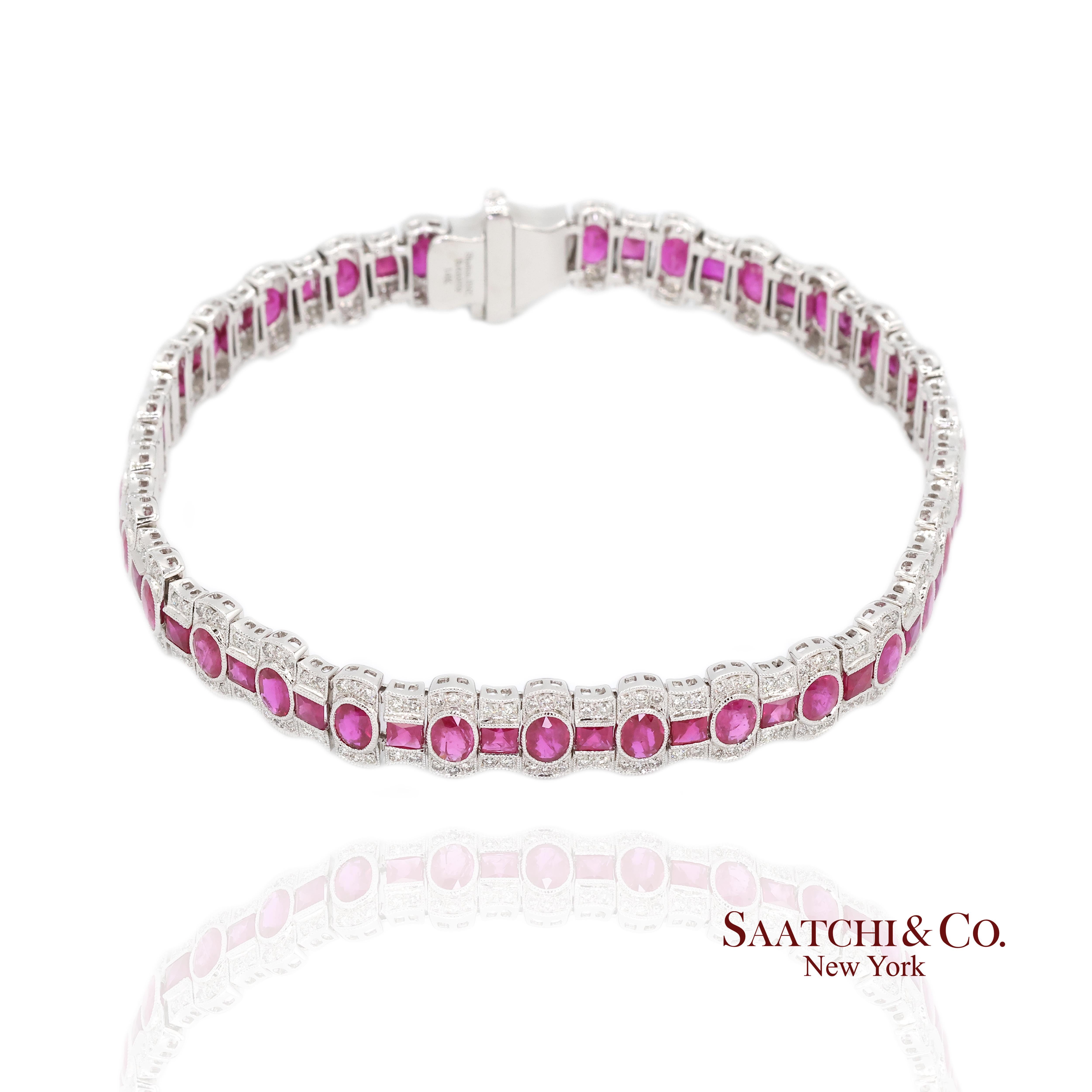 Pulsera de oro blanco de 14 quilates con diamantes y rubíes naturales engarzada con milgrain Corte oval en venta