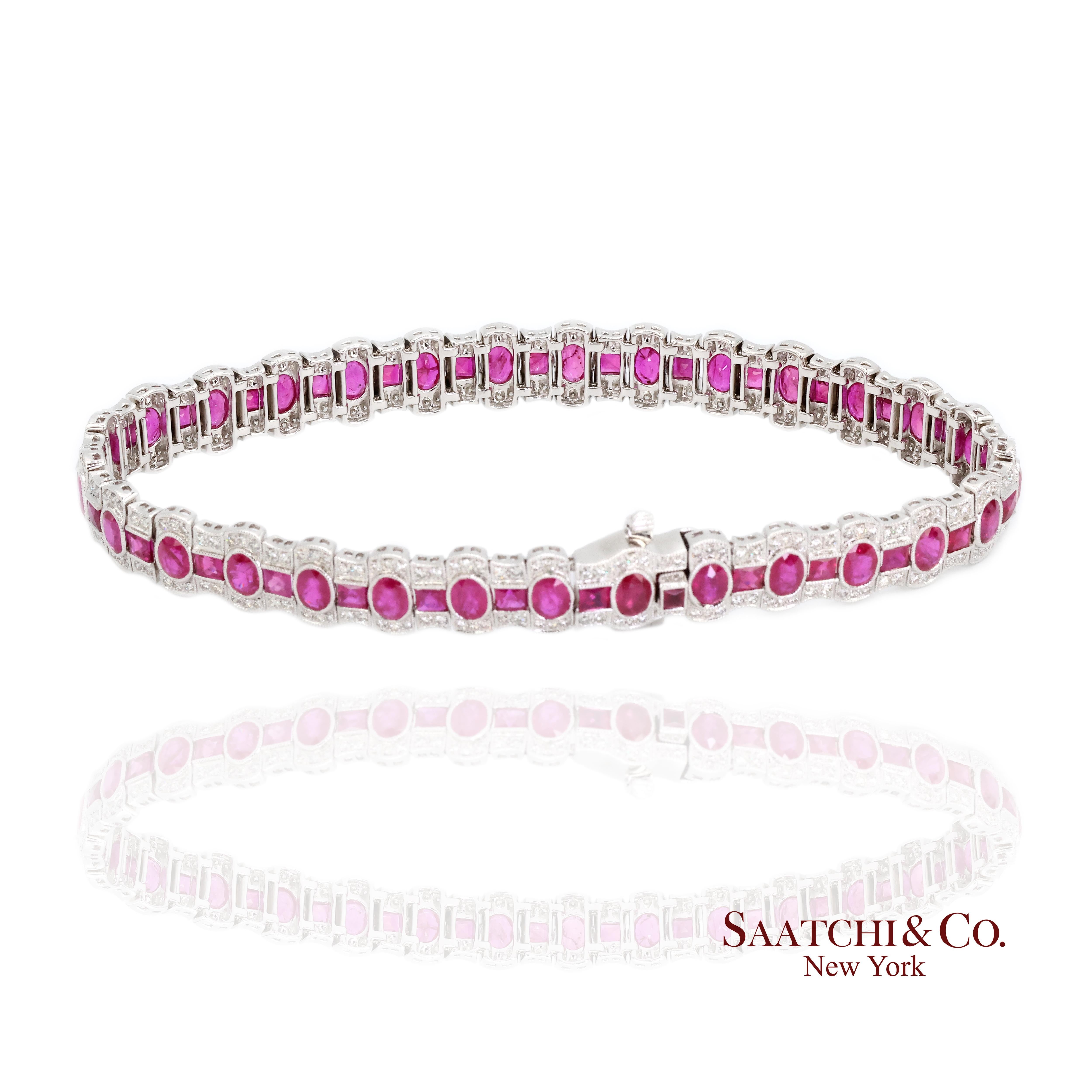 Pulsera de oro blanco de 14 quilates con diamantes y rubíes naturales engarzada con milgrain en venta 1