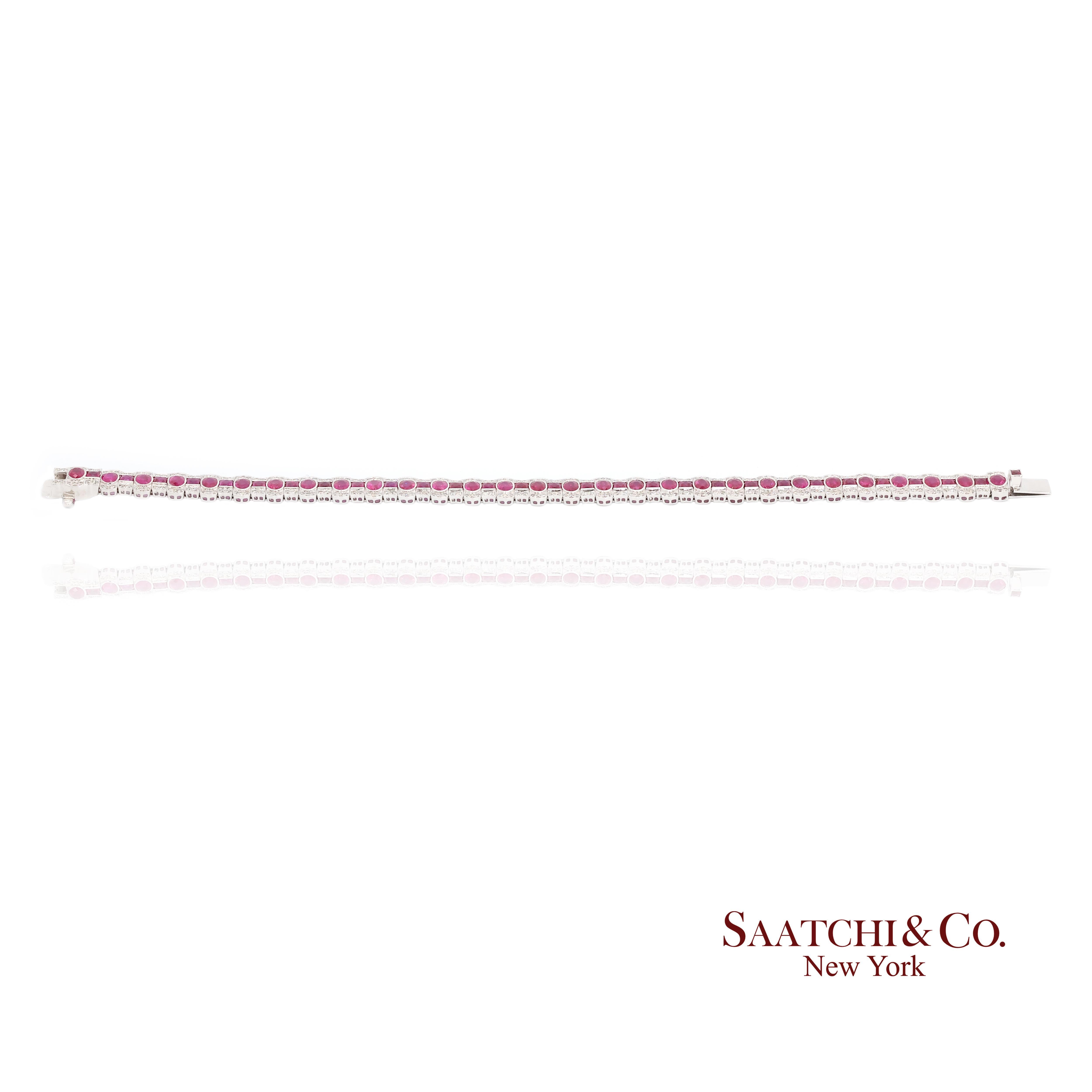 Pulsera de oro blanco de 14 quilates con diamantes y rubíes naturales engarzada con milgrain en venta 3