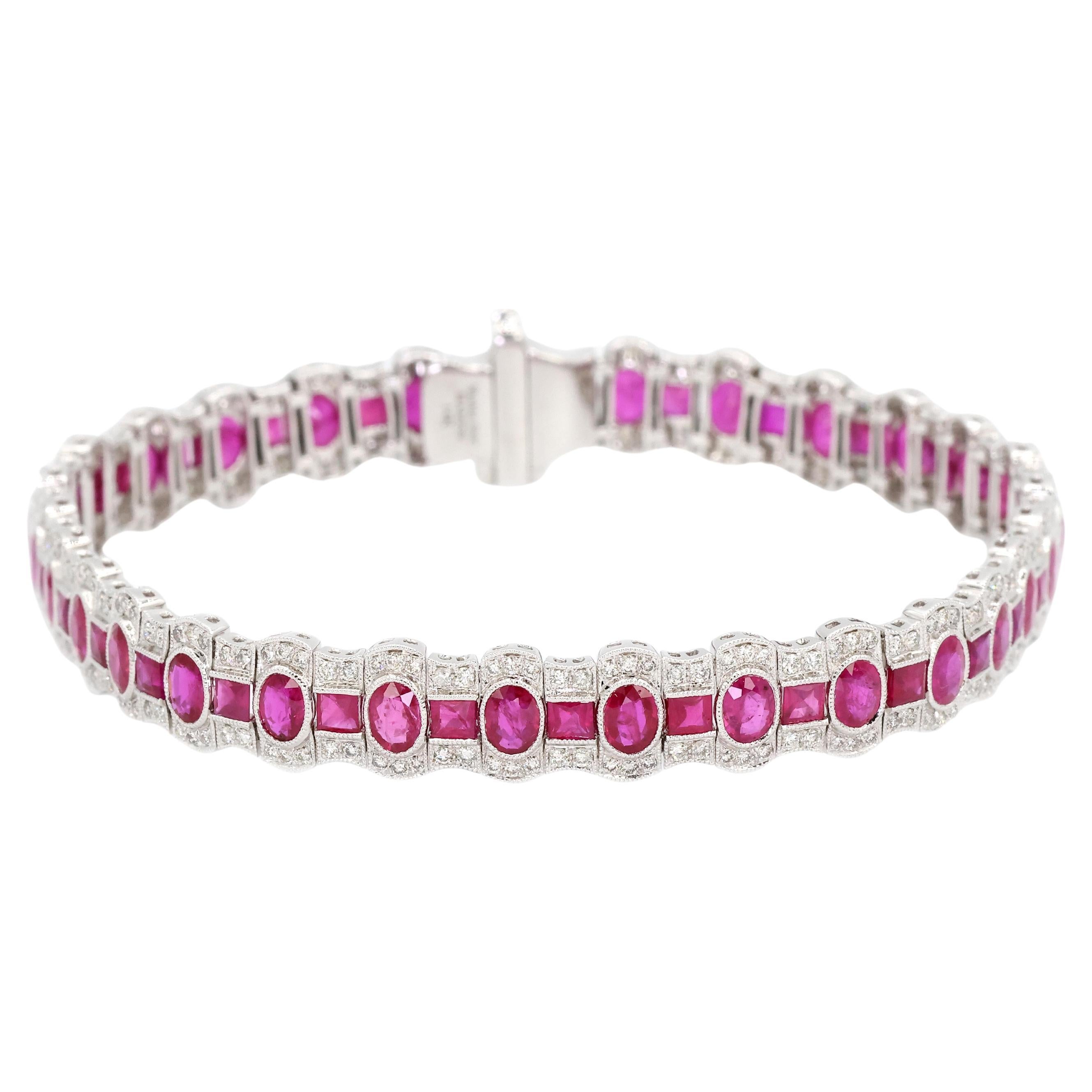 Pulsera de oro blanco de 14 quilates con diamantes y rubíes naturales engarzada con milgrain