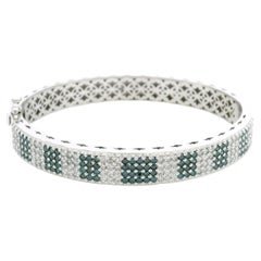 Armreif aus 14-karätigem Weißgold mit natürlichen weißen und blauen Diamanten