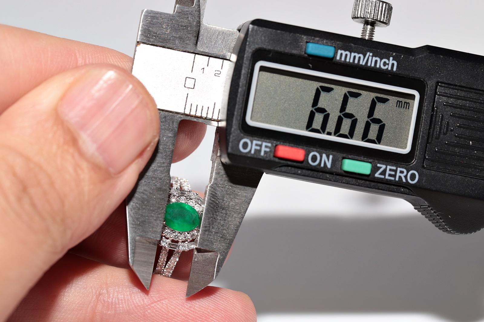 14k Weißgold Neuer Ring mit natürlichem Diamanten im Ovalschliff und Smaragd im Ovalschliff im Angebot 6