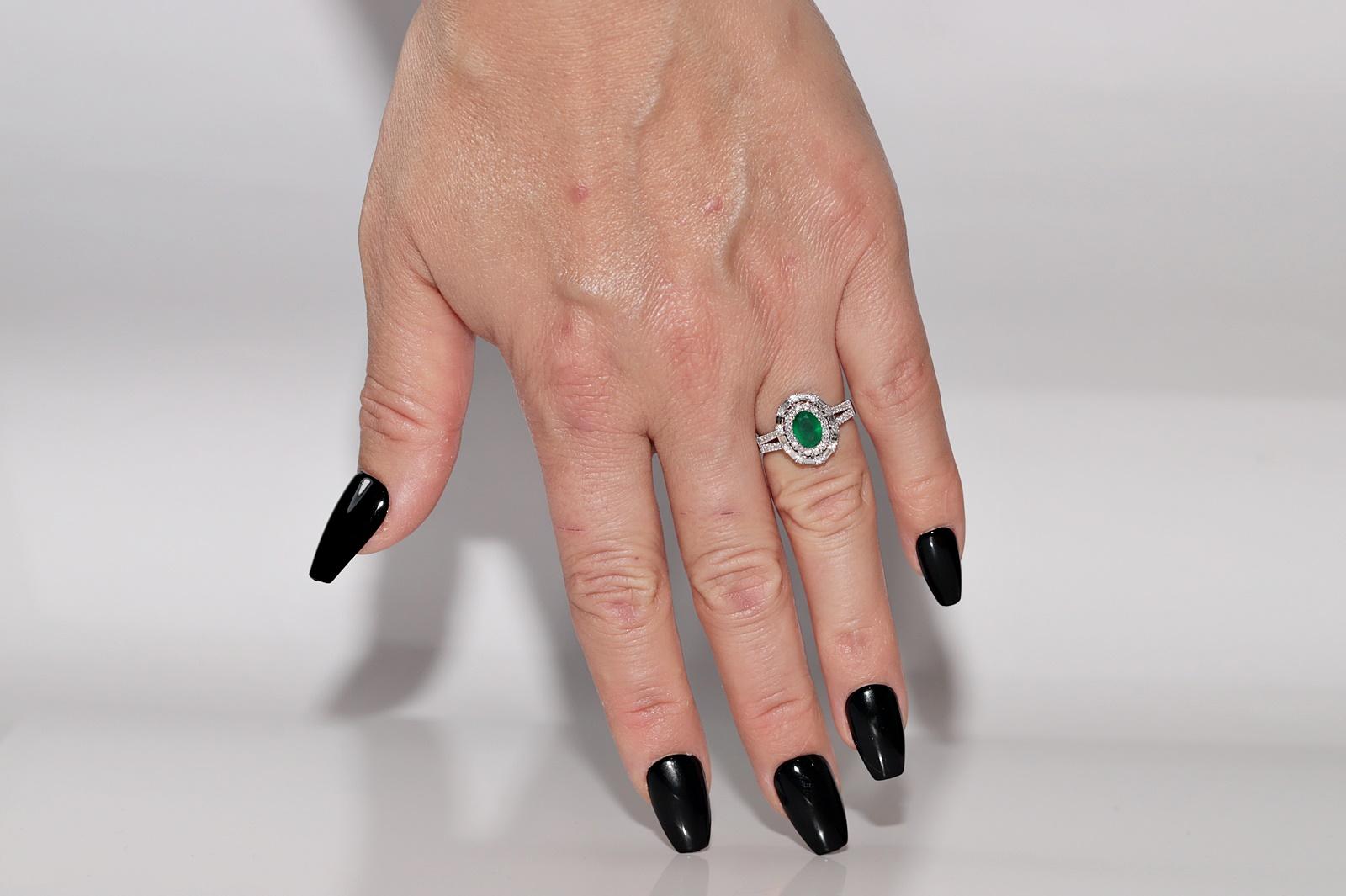 14k Weißgold Neuer Ring mit natürlichem Diamanten im Ovalschliff und Smaragd im Ovalschliff (Moderne) im Angebot