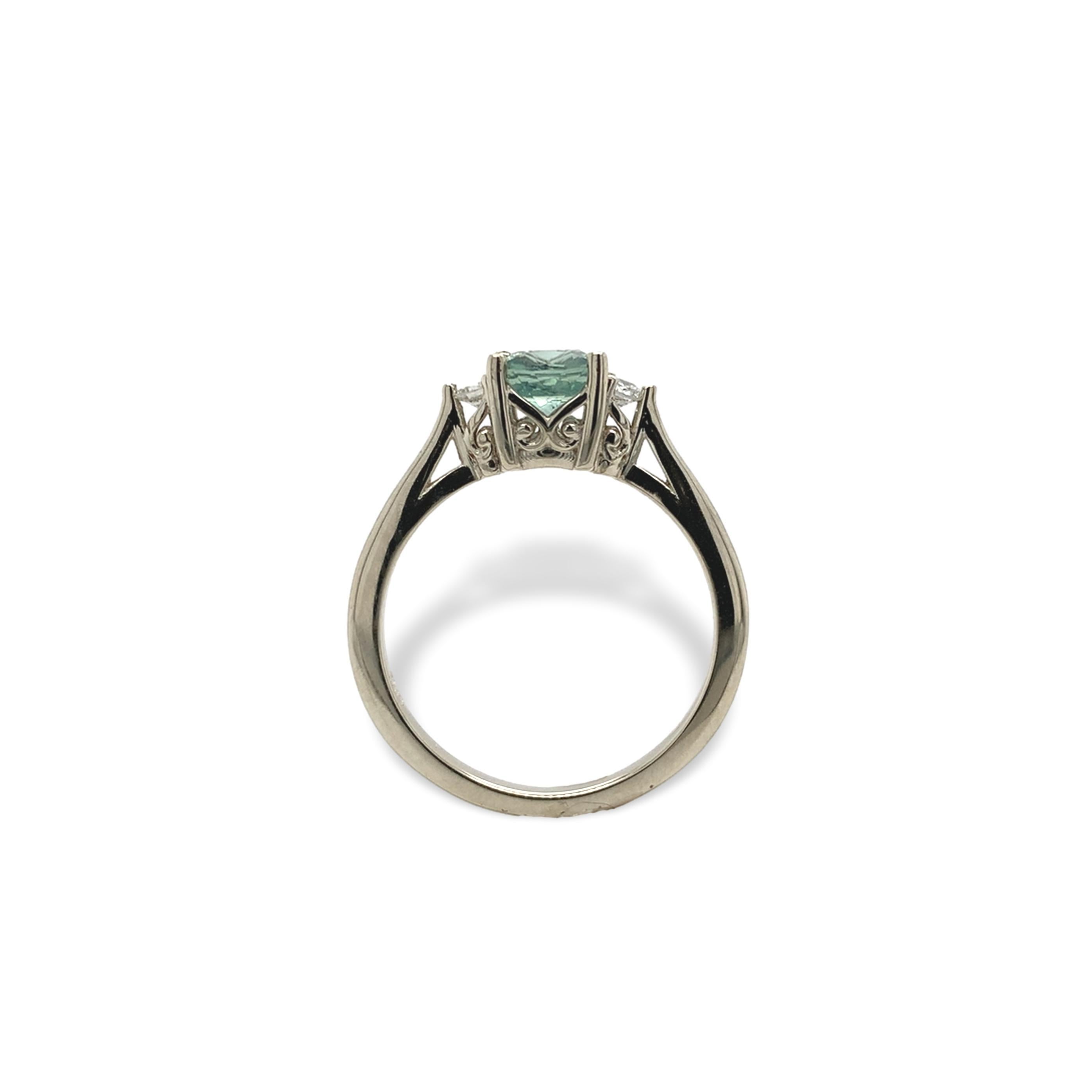Bague en or blanc 14K, saphir de Montana et diamant. Le saphir est une taille coussin carrée mesurant environ 5,6 mm x 5,8 mm et pesant 1,02 carats. Le saphir a une couleur bleu pastel avec des nuances de gris froid. Selon le mineur, le saphir a été
