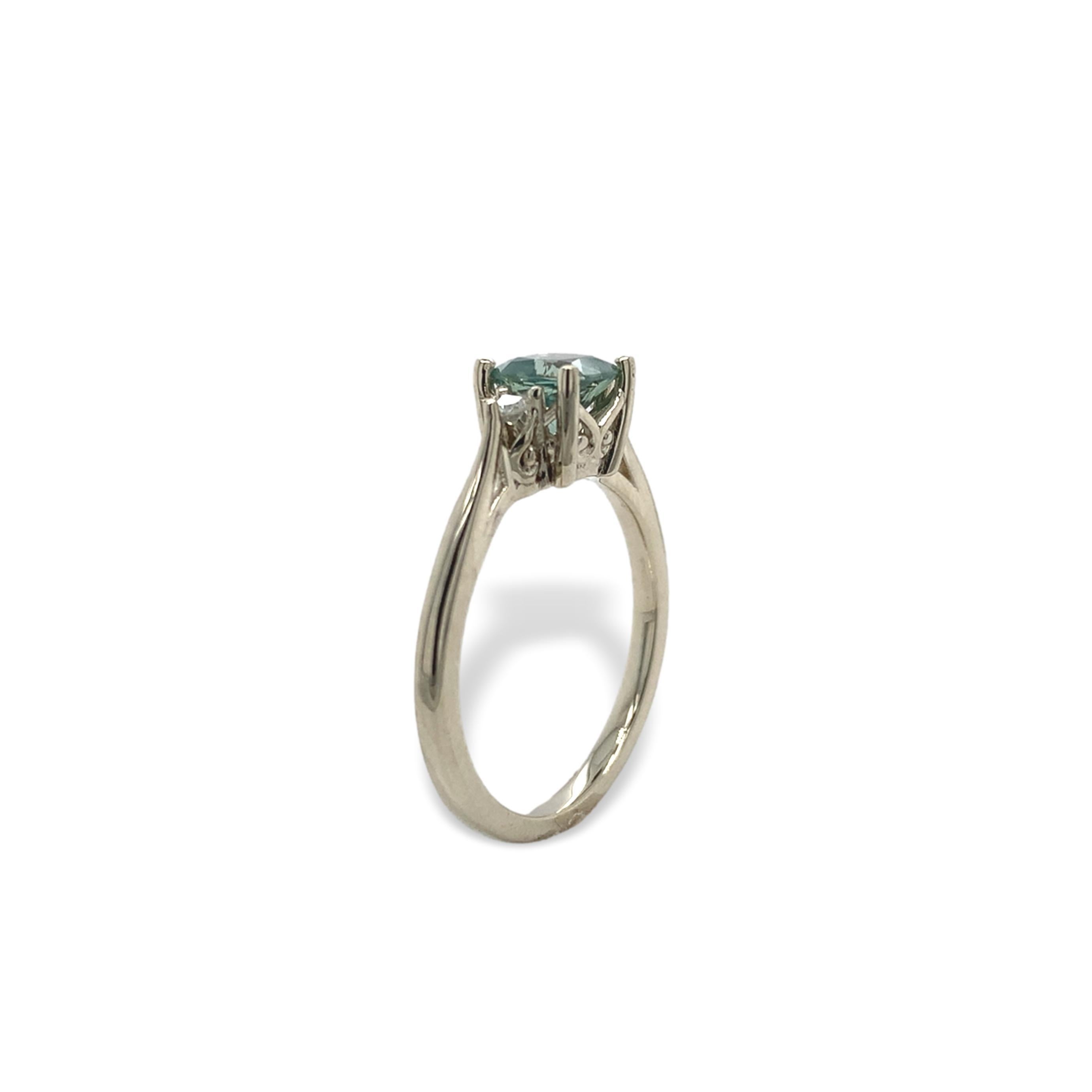Taille coussin Bague en or blanc 14 carats sans chaleur, saphir du Montana 1,02 carat et diamants taille 6,75 en vente