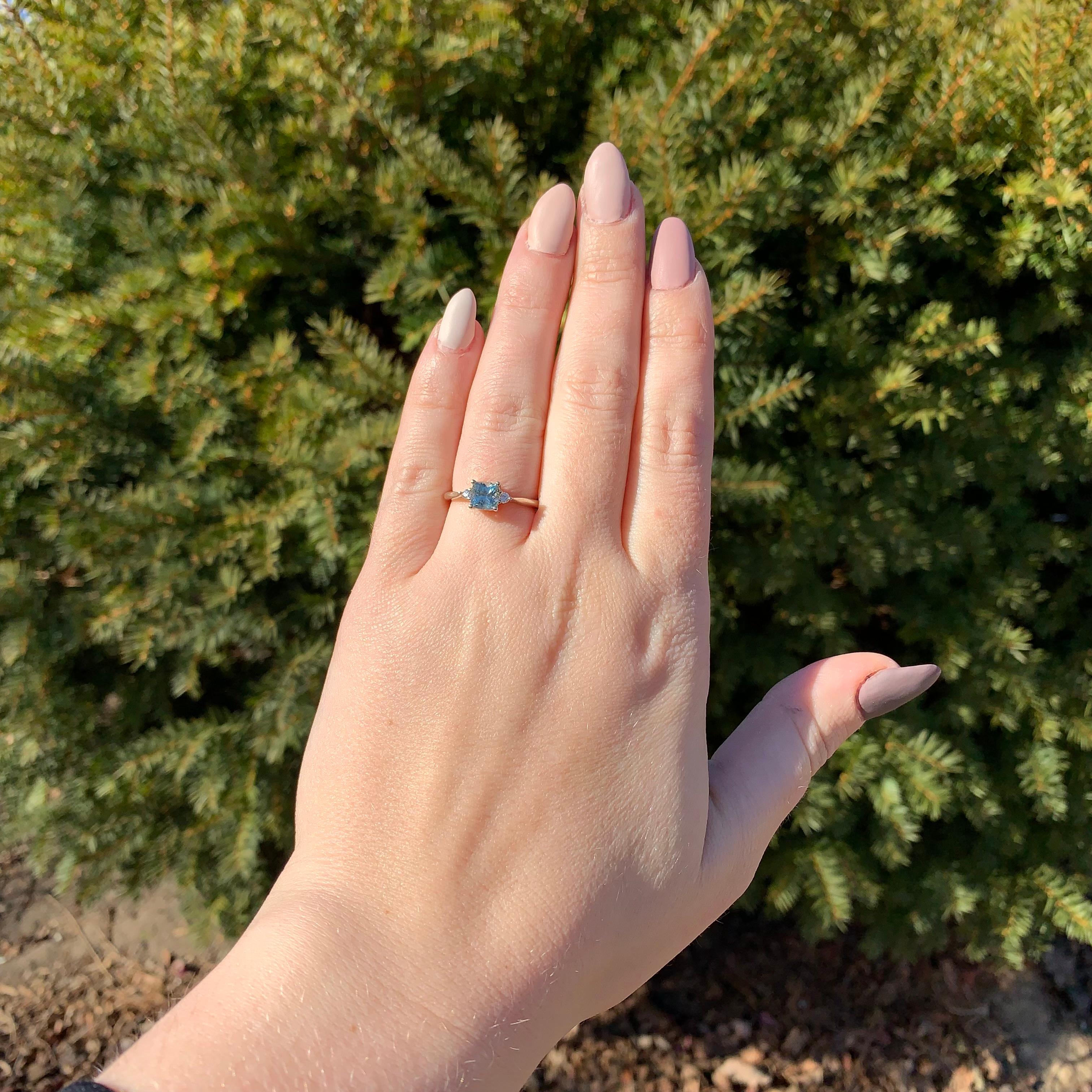 Bague en or blanc 14 carats sans chaleur, saphir du Montana 1,02 carat et diamants taille 6,75 en vente 1