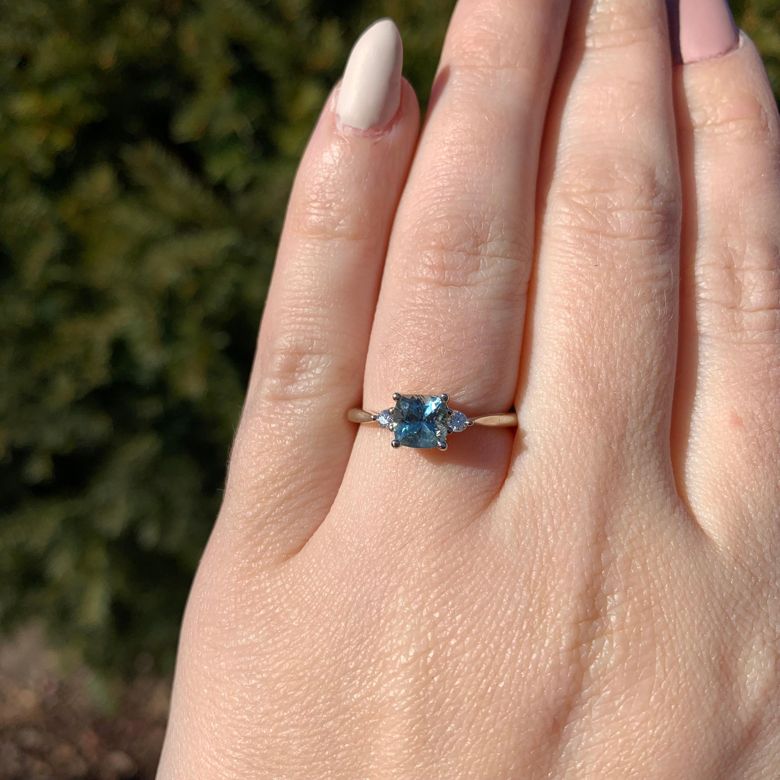 Bague en or blanc 14 carats sans chaleur, saphir du Montana 1,02 carat et diamants taille 6,75 en vente 2