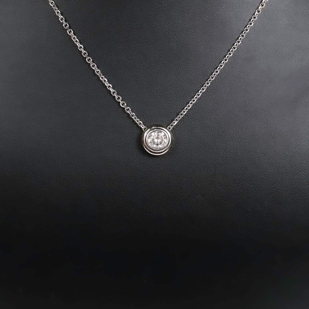 A fine retro diamond solitaire necklace.

In 14k white gold together with a 14k white gold chain.

With a circa 1.09 ct Old European cut diamond (color: G-H, clarity: VS1). 

Accompanied by a GEMLAB (Gemological Appraisal Laboratory) report.

Simply