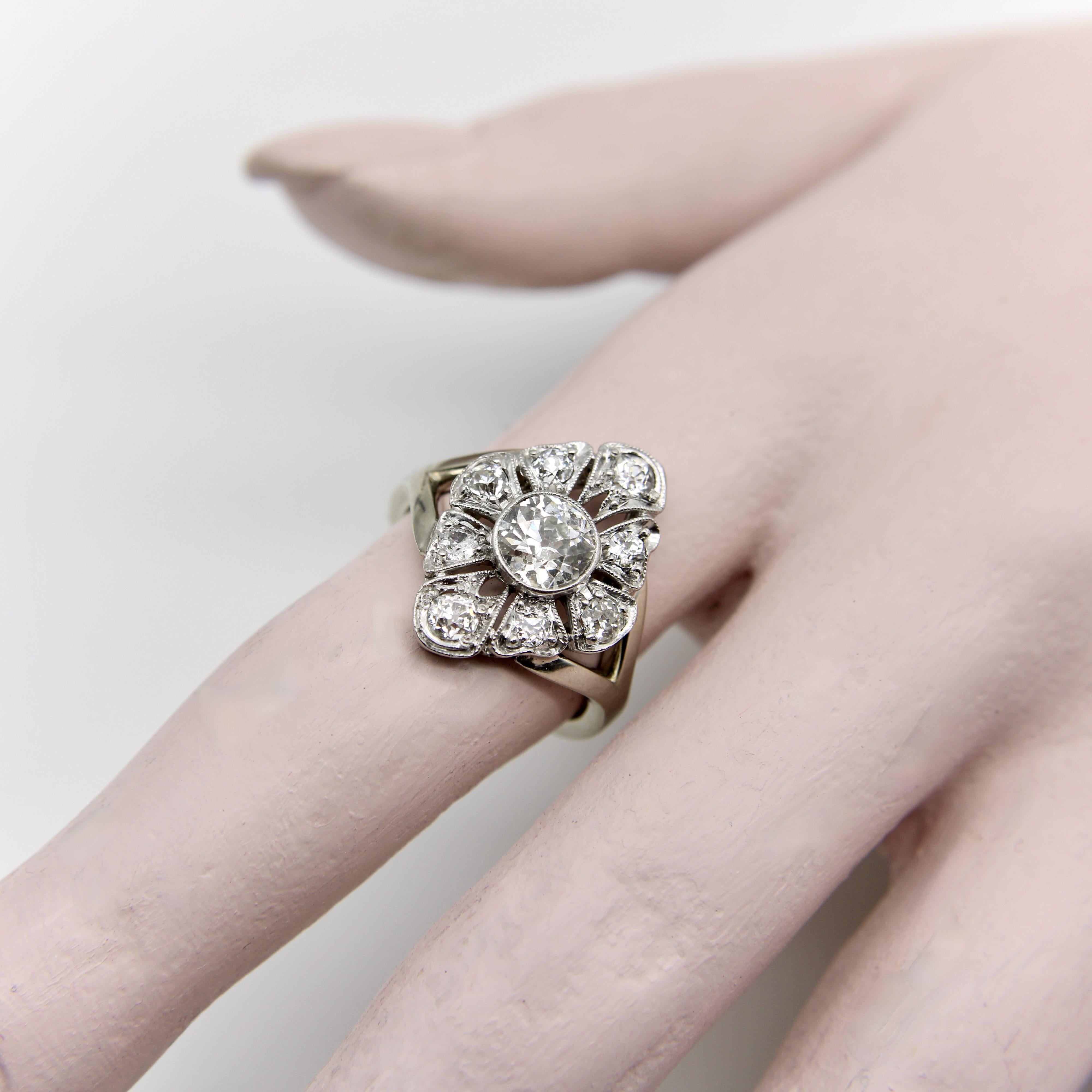 Anillo Flor de Diamantes de Oro Blanco de 14 K, talla europea antigua y talla mina antigua en venta 4