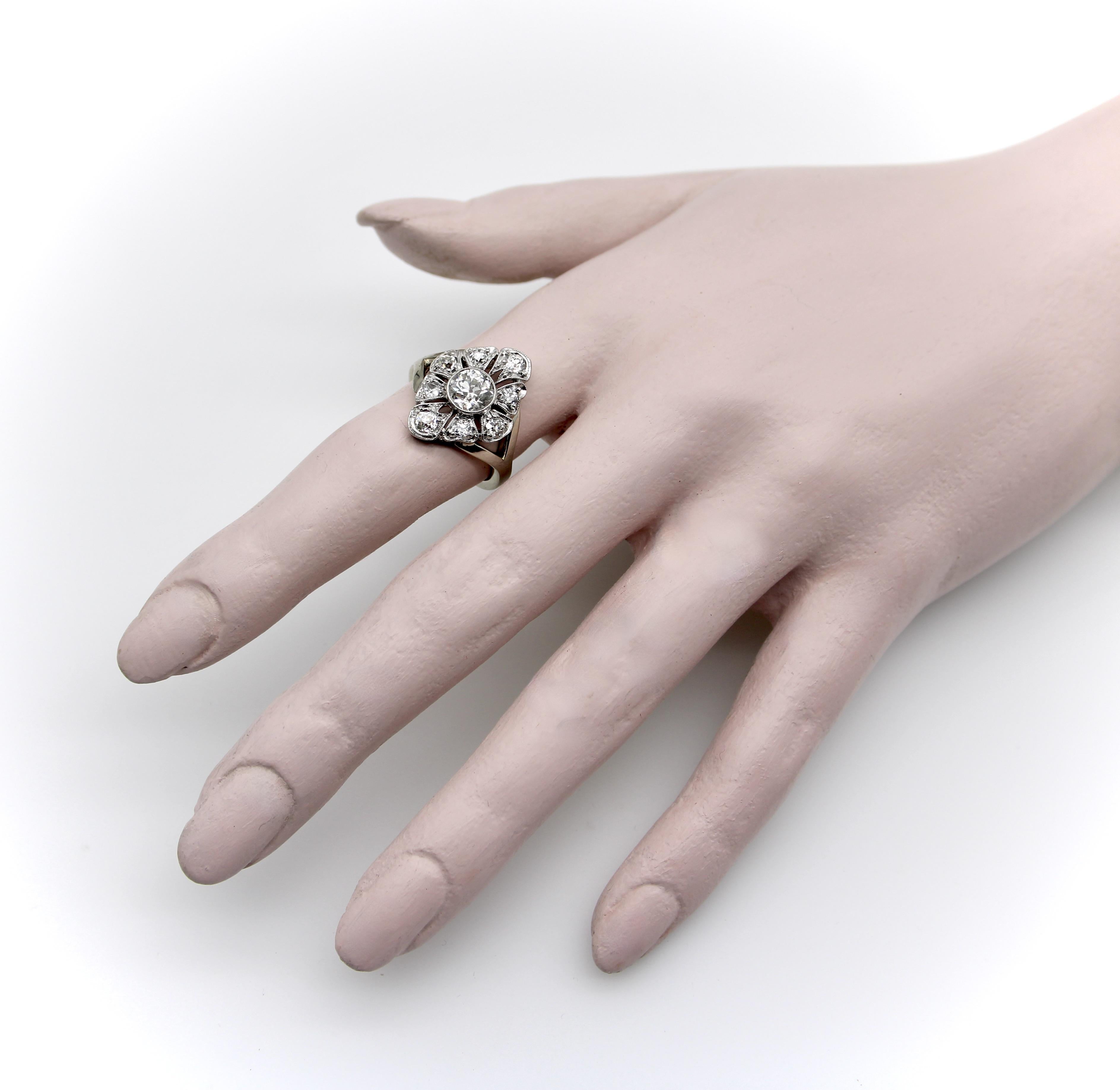 Anillo Flor de Diamantes de Oro Blanco de 14 K, talla europea antigua y talla mina antigua en venta 5