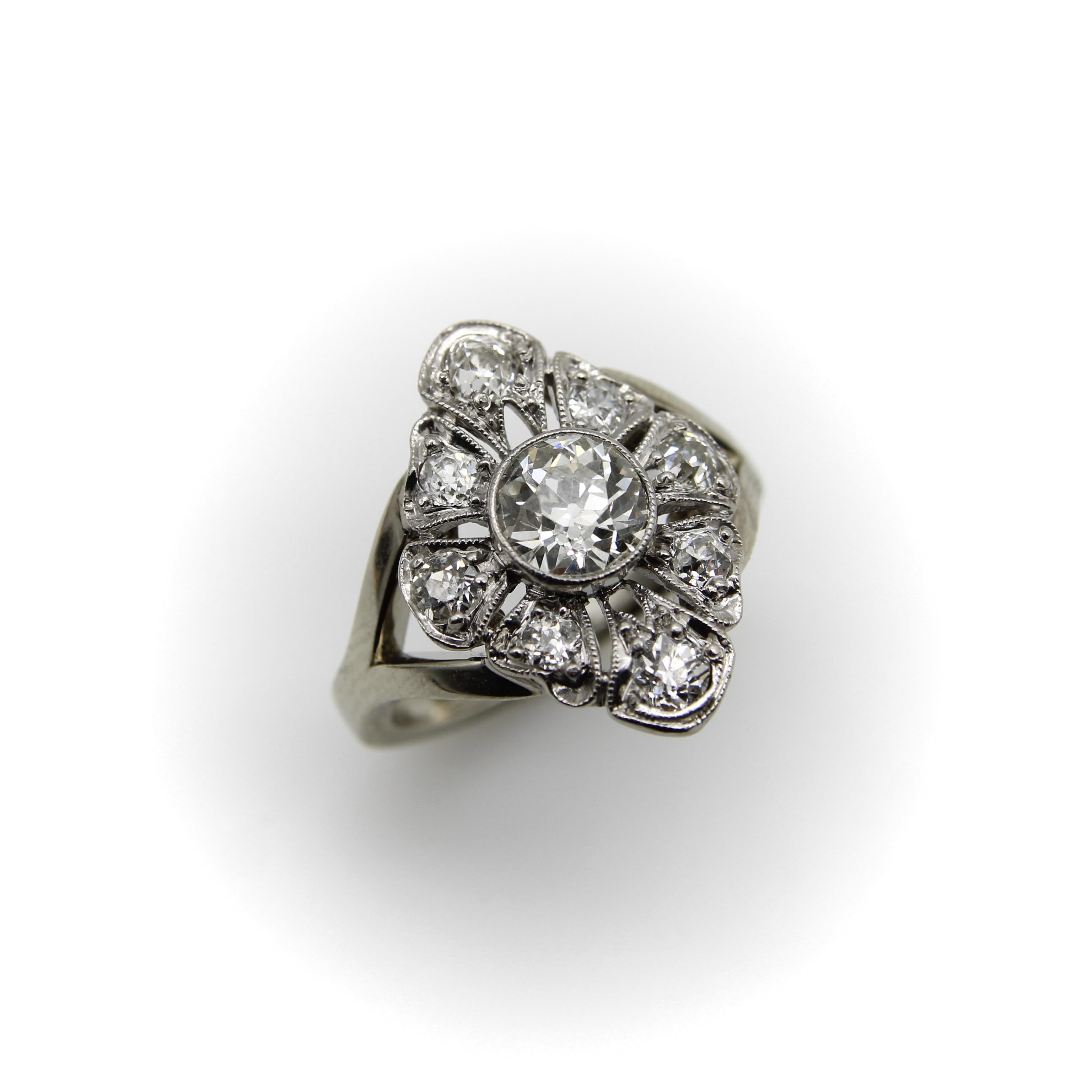 Anillo Flor de Diamantes de Oro Blanco de 14 K, talla europea antigua y talla mina antigua Corte europeo antiguo en venta