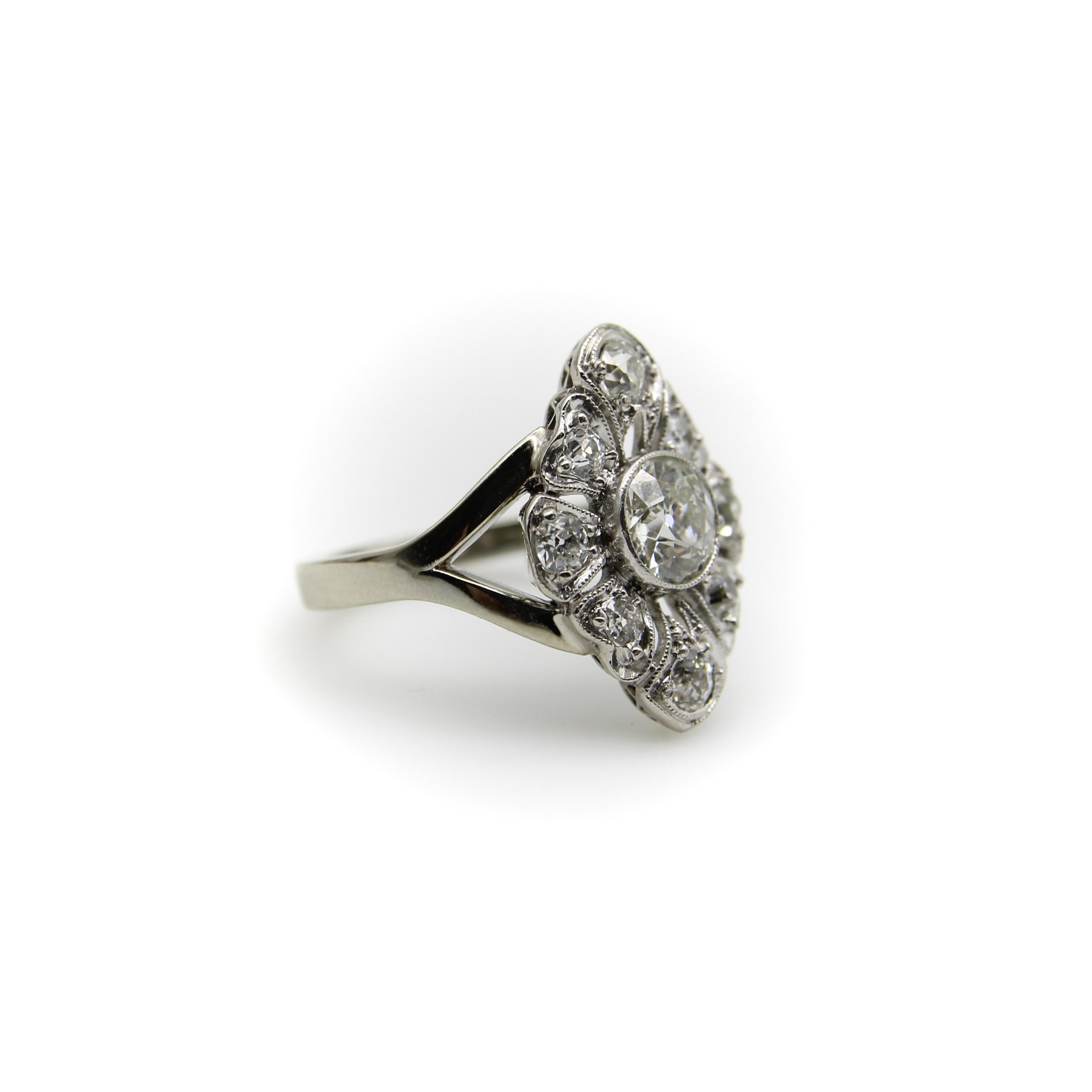 Anillo Flor de Diamantes de Oro Blanco de 14 K, talla europea antigua y talla mina antigua en Bueno estado para la venta en Venice, CA